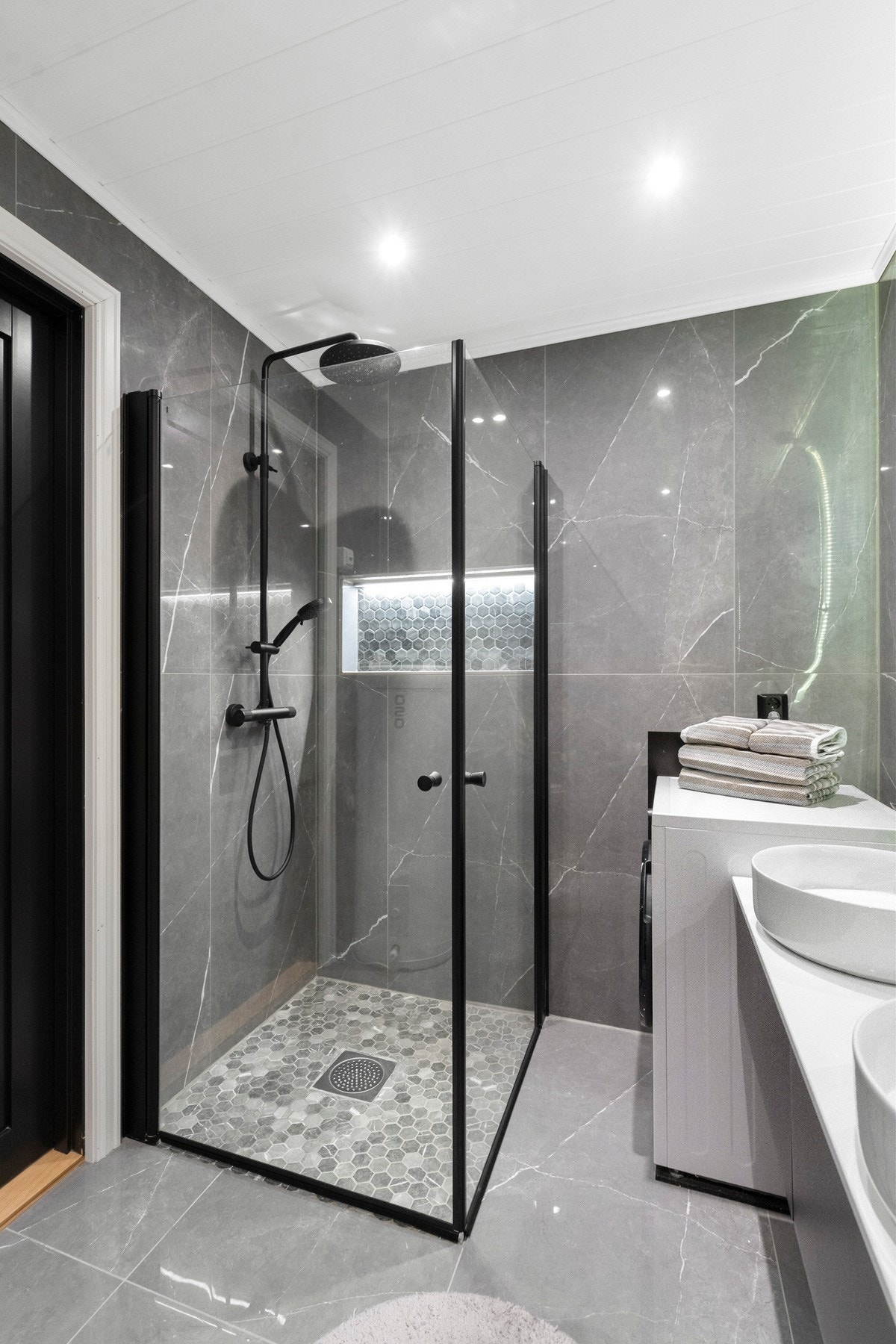 Badet er også oppgradert og fremstår moderne og funksjonelt med flislagte gulv og vegger. Galleribilde