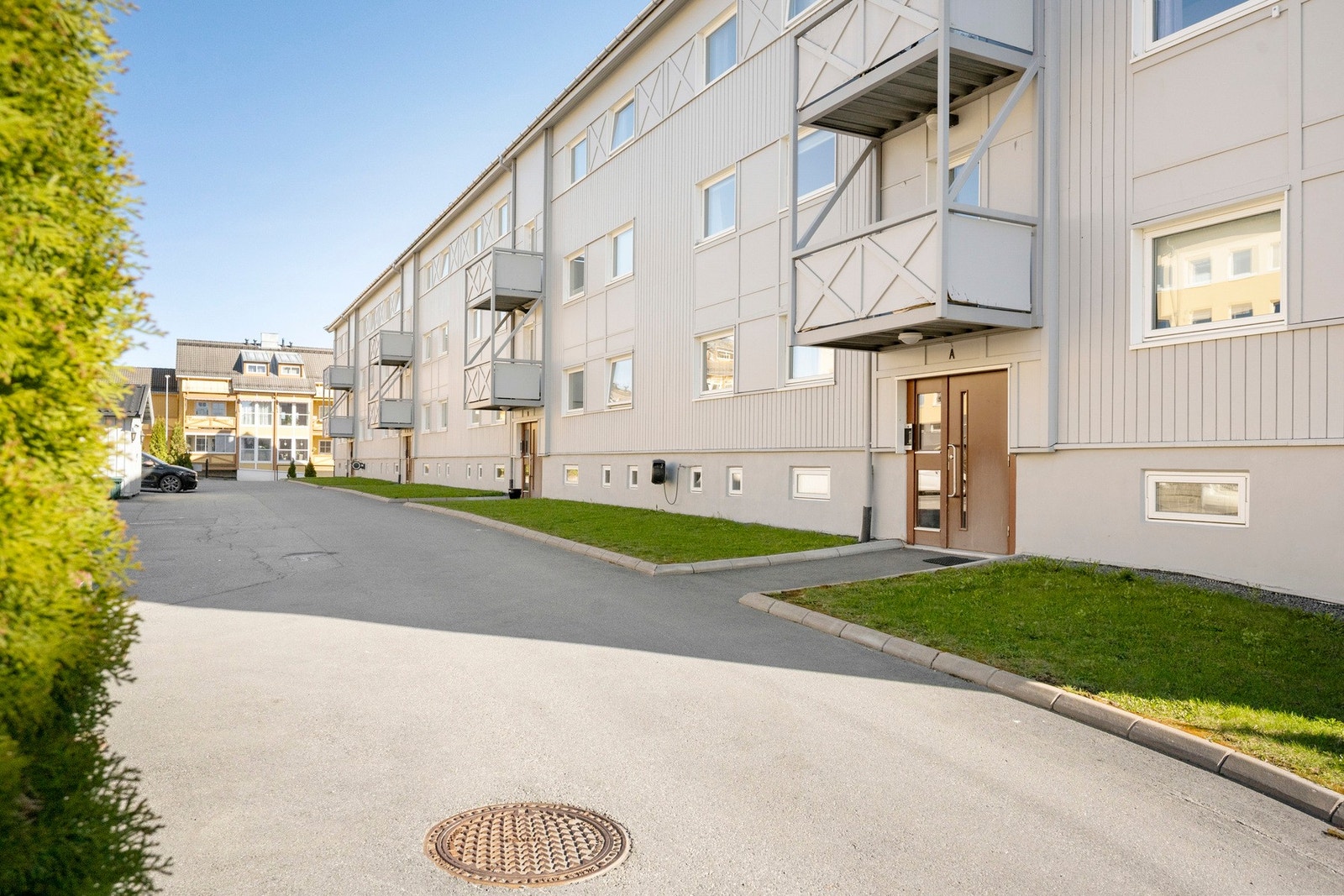 Dette er en innflyttingsklar leilighet som kombinerer moderne standard, gode solforhold og en attraktiv beliggenhet - et hjem du virkelig kan trives i fra første stund. Galleribilde