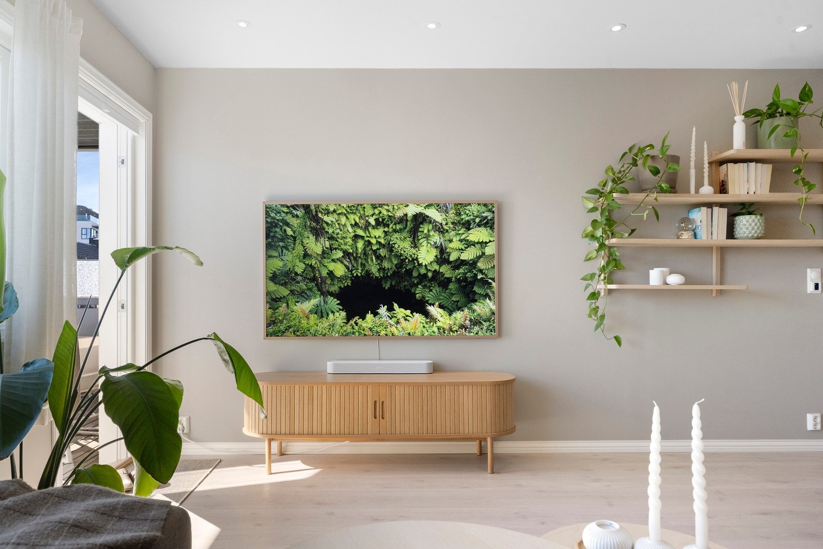 Det er lagt vekt på moderne materialvalg med malte flater, laminatgulv og fliser som gir et helhetlig og tidsriktig uttrykk. Galleribilde