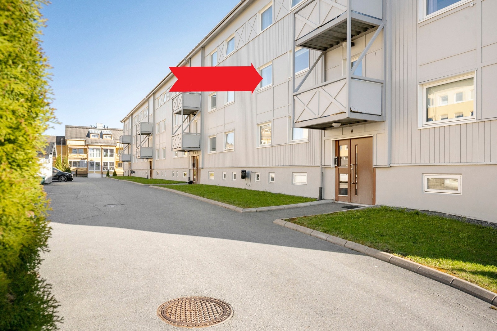 Boligen har moderne løsninger som Steplock adgangssystem med ringeklokke, samt mulighet for å leie parkeringsplass etter ansiennitet. Galleribilde
