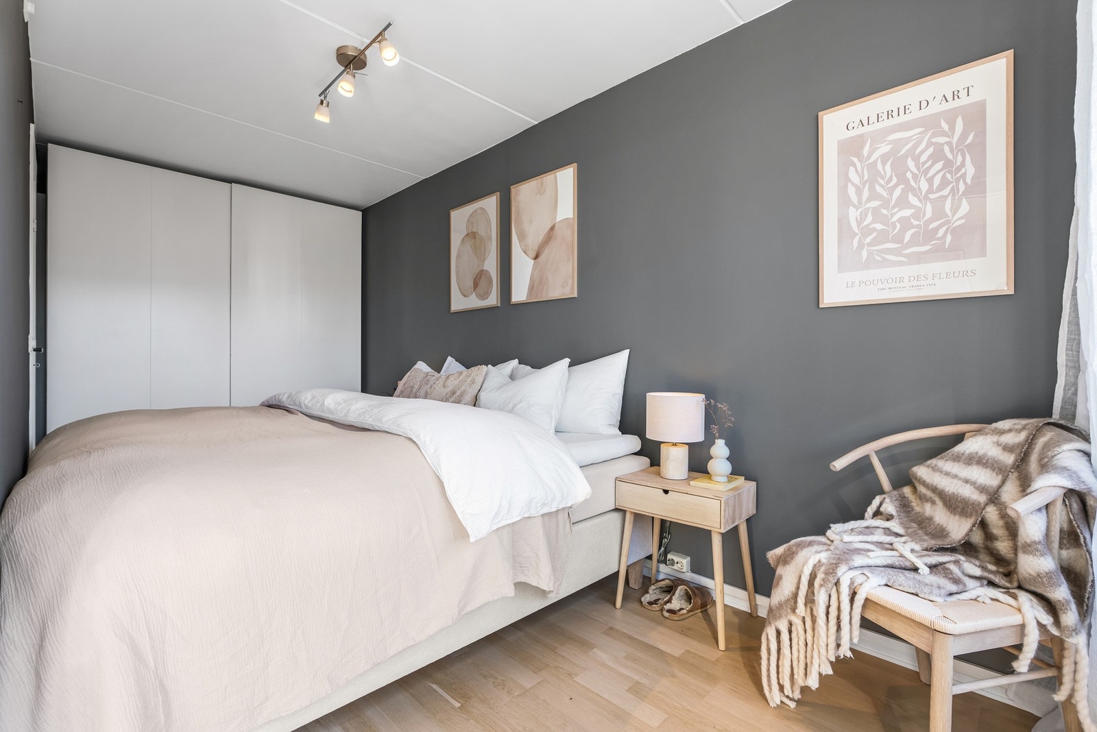 Stor skyvedørsgarderobe med god oppbevaringsplass, og det er plass til skrivebord på den ene enden av sengen ved vinduet Galleribilde