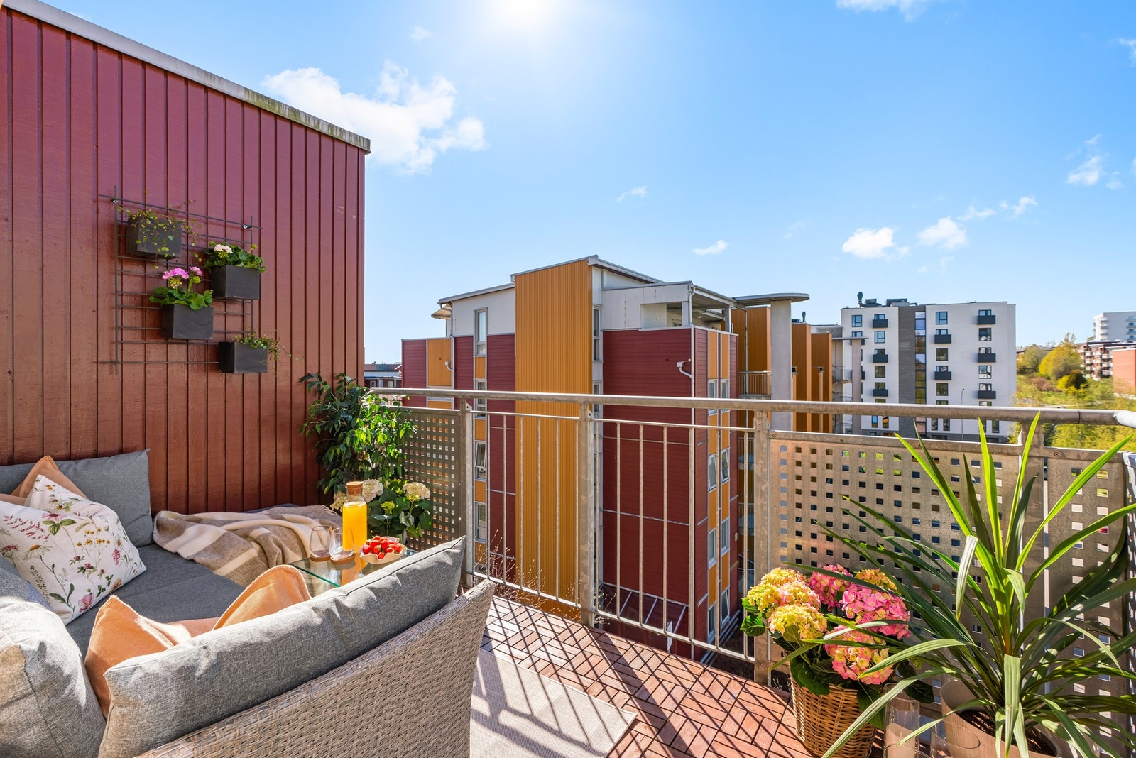 På balkongen er det plass til sittegruppe og grill Galleribilde