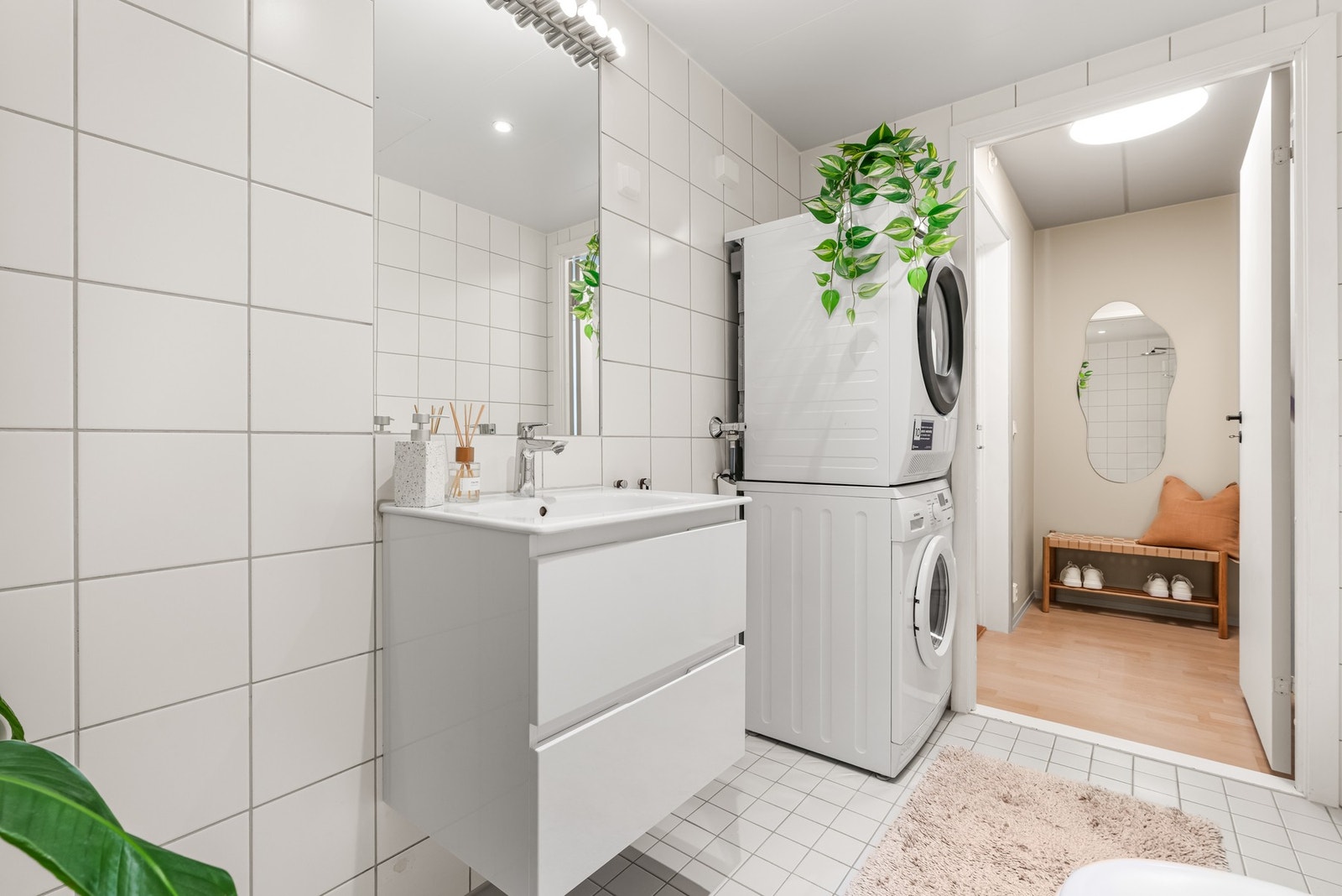 Innredning på badet (dusj, servantskap, servantbatteri og vannlås) ble byttet i 2021. Opplegg for vaskemaskin/tørketrommel. Vaskemaskin medfølger Galleribilde