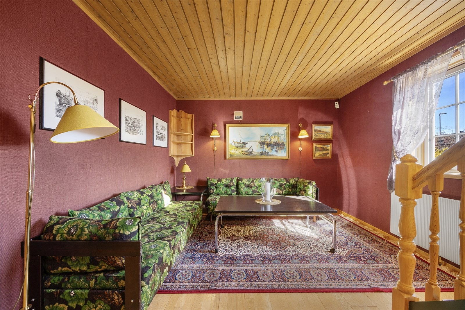 En del av hallen er innredet med en hyggelig sittegruppe. Galleribilde