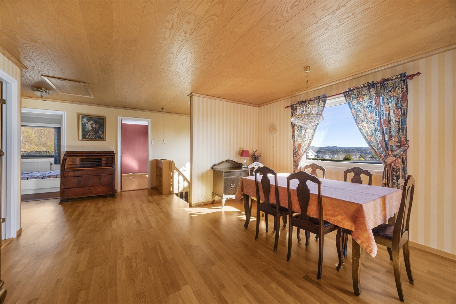 Fra spisestuen er det tilgang til boligens øvrige rom og trapp ned til kjelleretasjen. Galleribilde