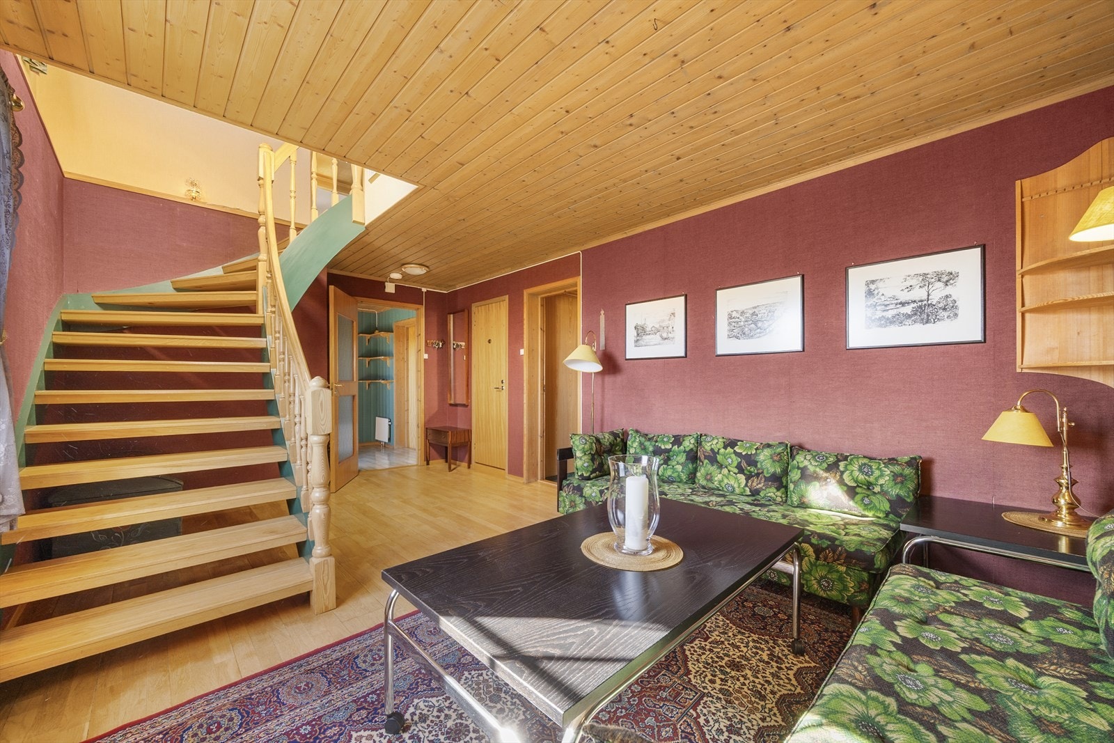 Hallen binder sammen kjelleretasjen med trappen opp til hovedplanet. Galleribilde