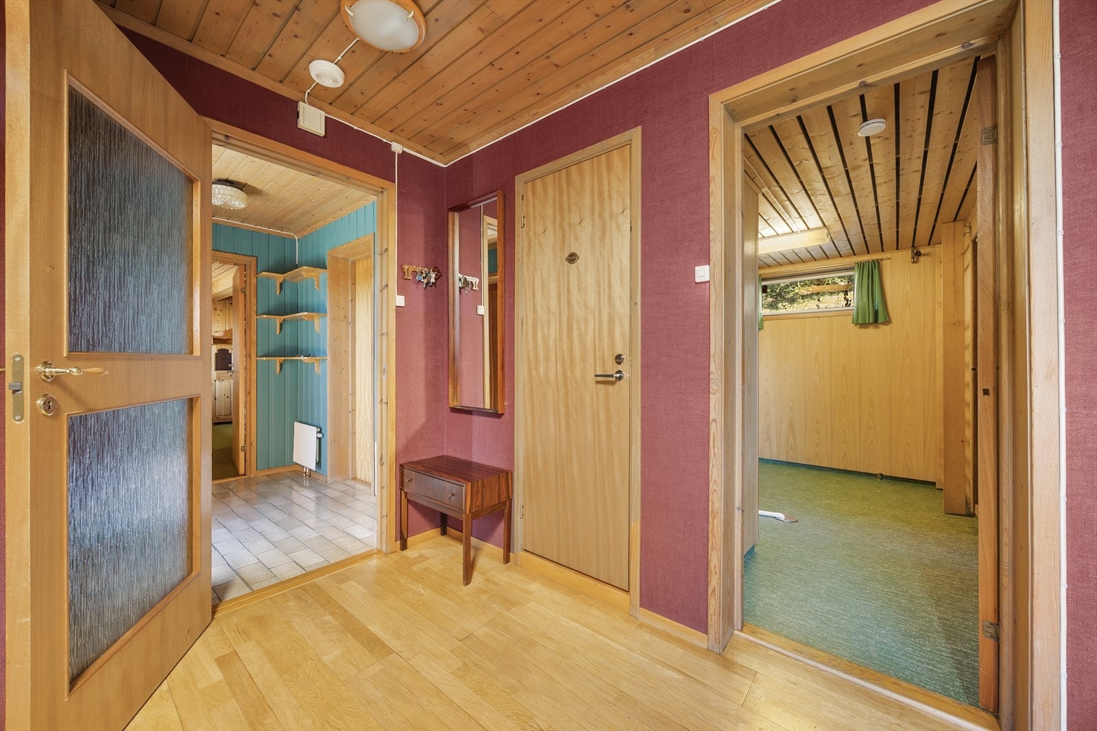 Hallen i kjelleren har parkettgulv og fordeler tilgang til etasjens rom. Galleribilde