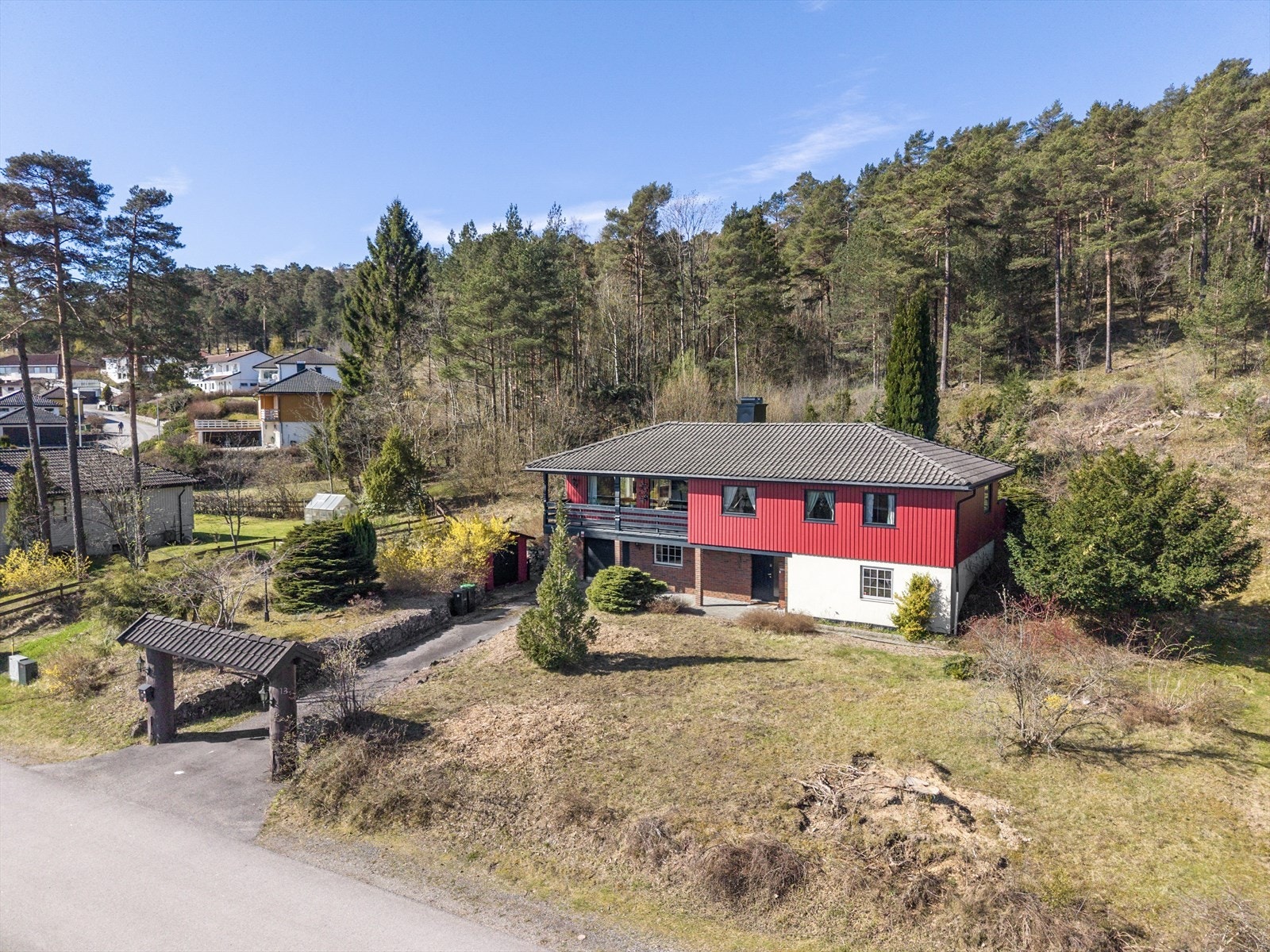 Boligen ligger i et etablert og rolig nabolag med lite trafikk. Galleribilde