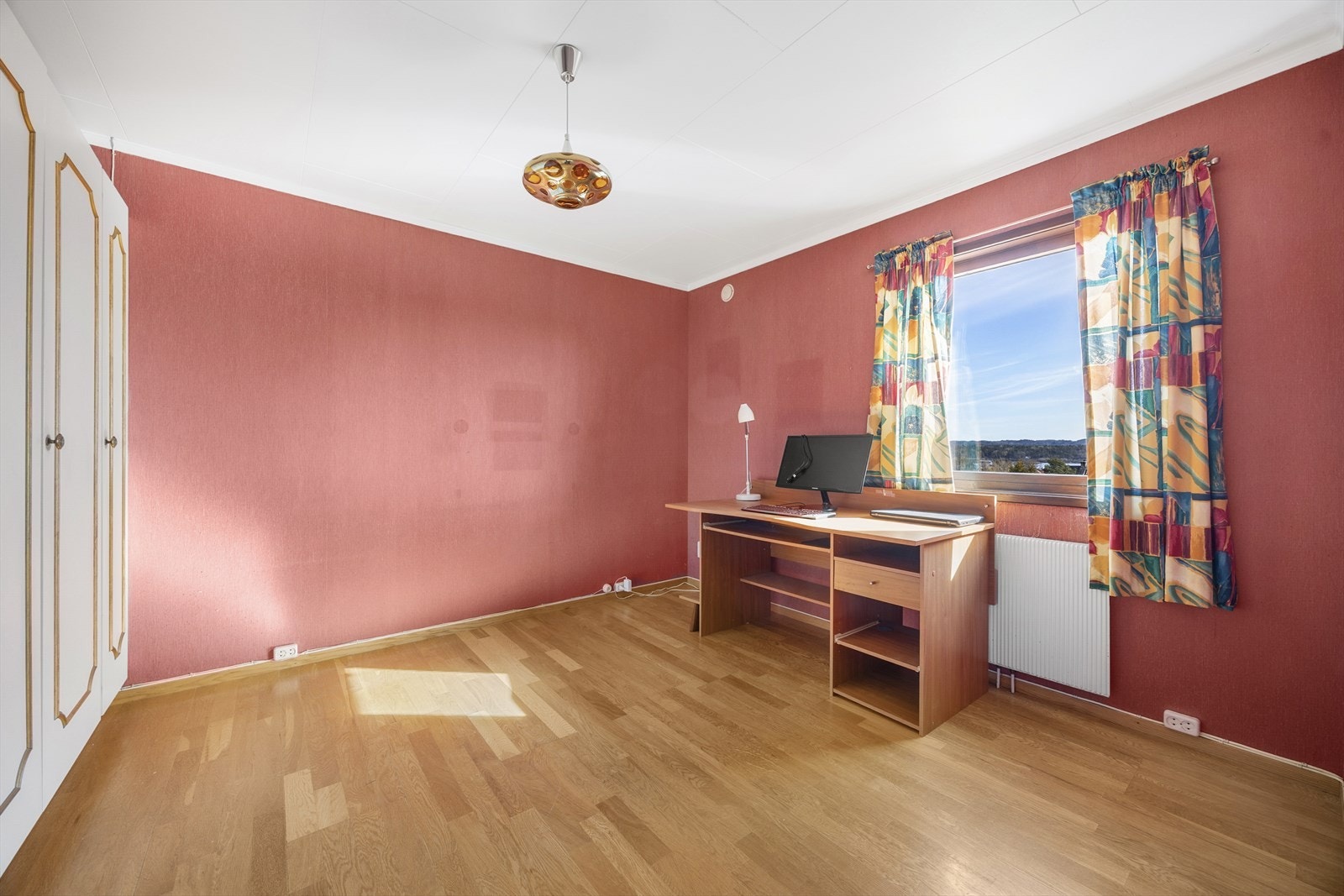 Det ene soverommet i hovedetasjen har 3-stavs eikeparkett på gulvet. Galleribilde