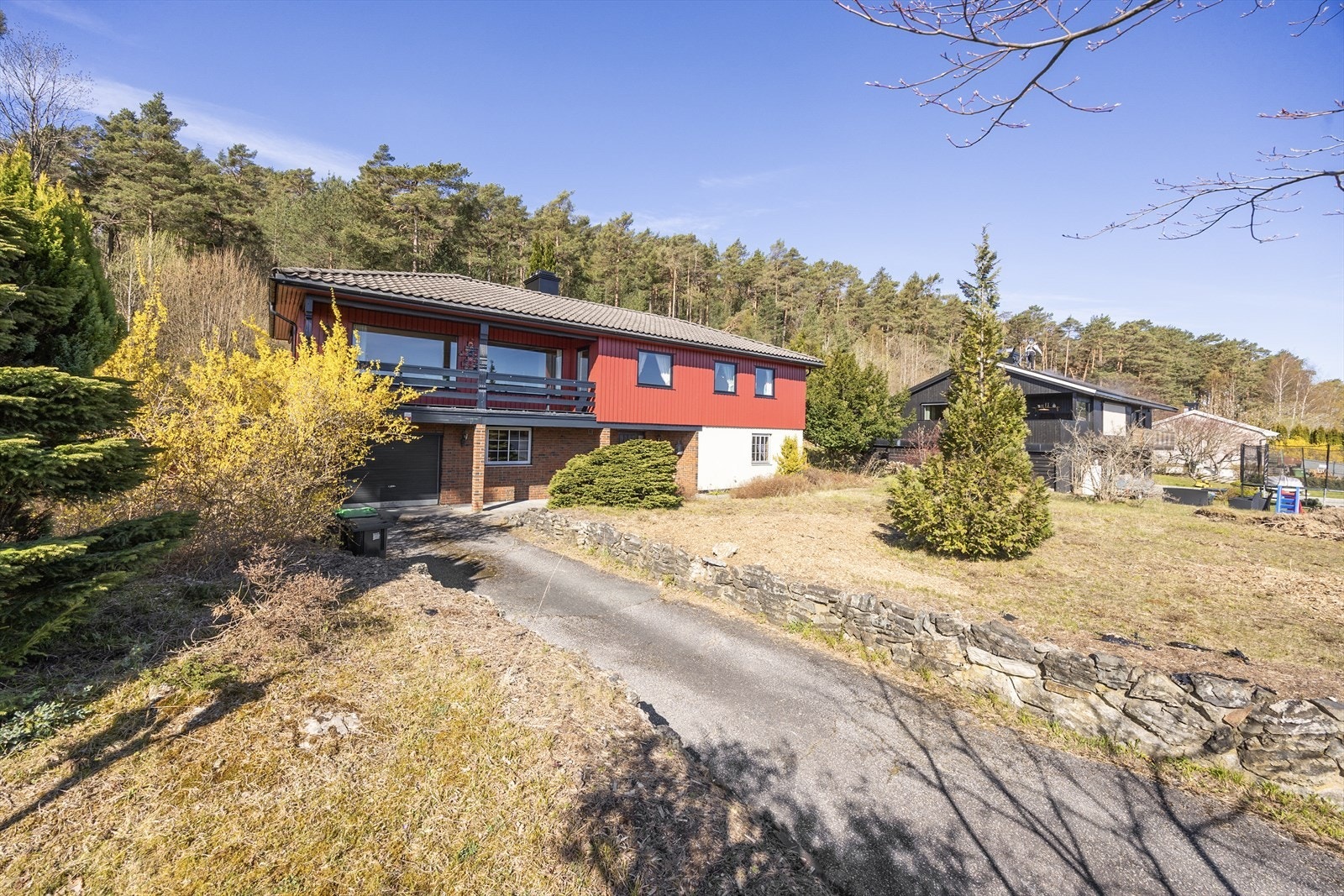 Eiendommen ligger fint til i terrenget, med skogen som nærmeste nabo. Galleribilde