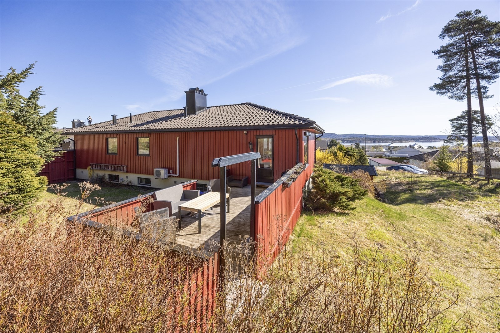 Enebolig fra 1974 med en solid bindingsverkskonstruksjon. Boligen har et effektivt oppvarmingssystem med vannbåren varme til radiatorer og en varmepumpe installert i 2019. Galleribilde