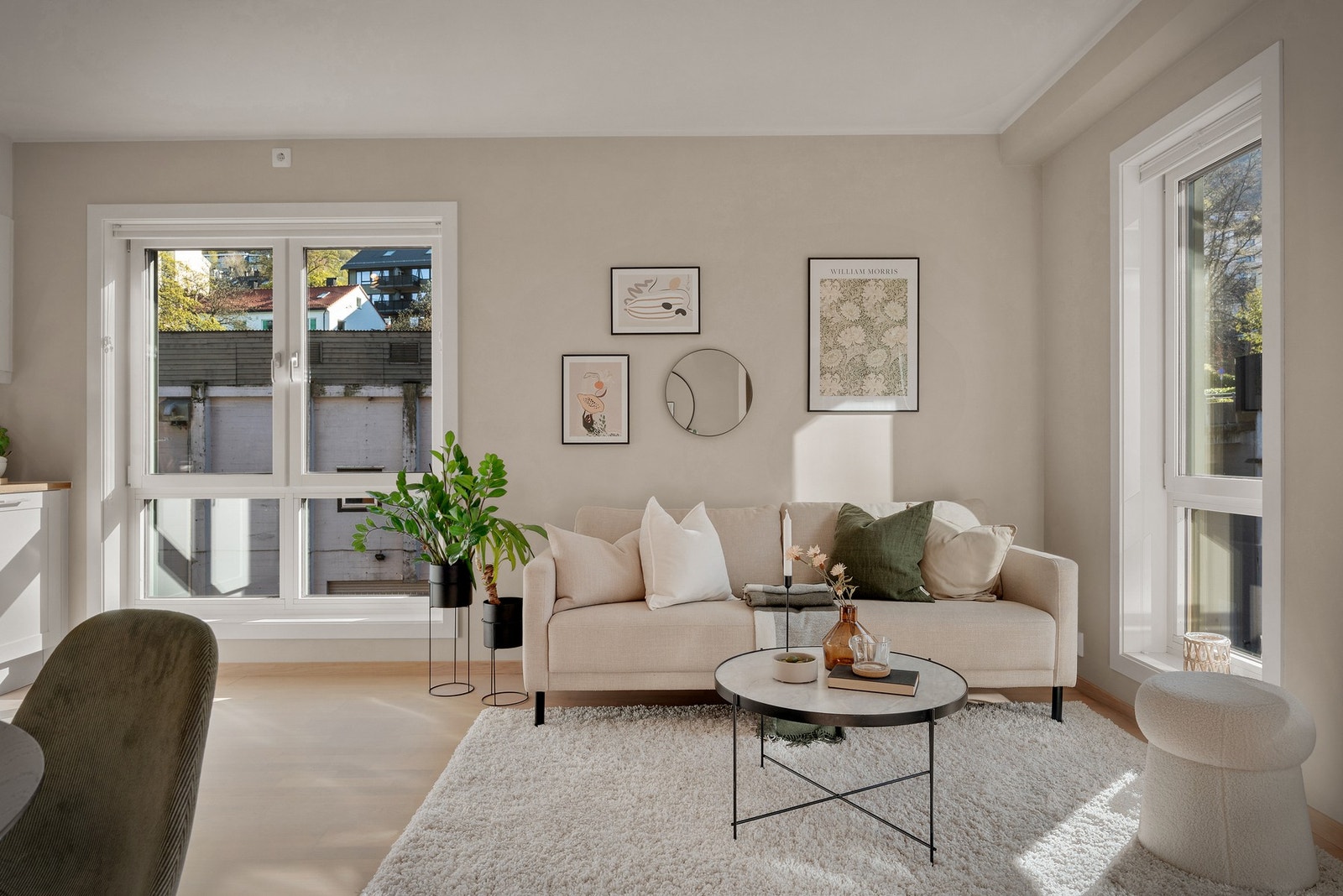- Det er god plass til både sofagruppe og spiseplass - Galleribilde