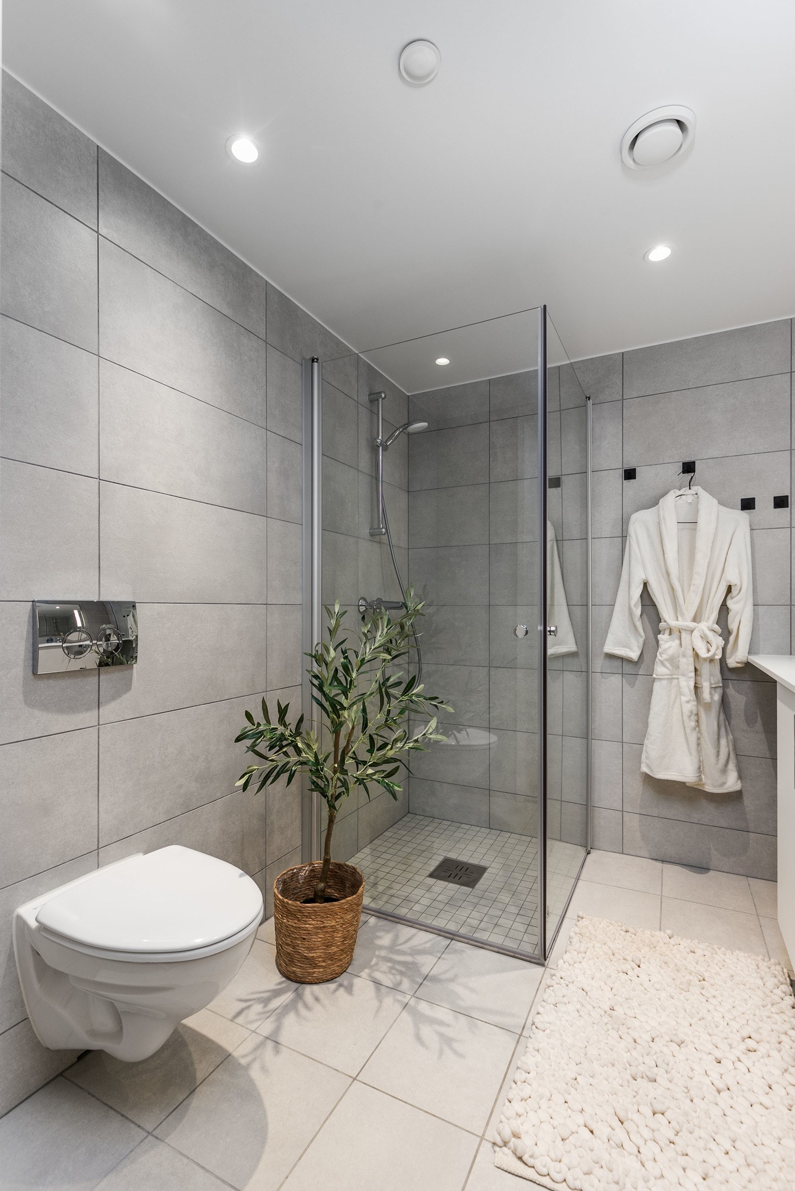 Badet har varmekabler i gulv. Opplegg for vaskemaskin. Galleribilde