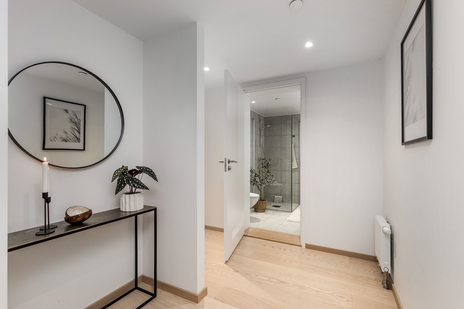 Inngang til badet fra entré Galleribilde
