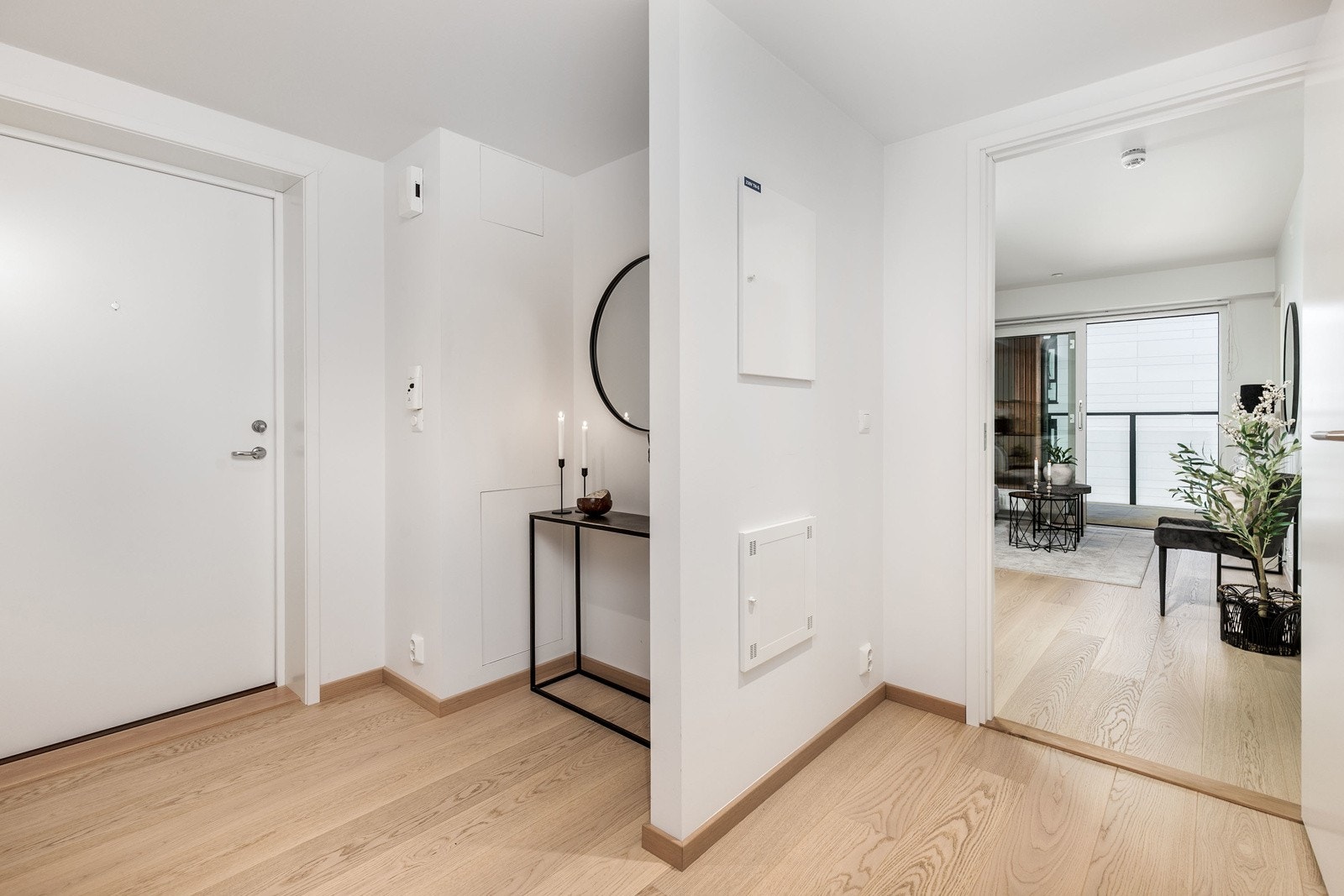 Trivelig entré med fin avsatt plass til å sette inn kommode/skap etter ønske. Galleribilde