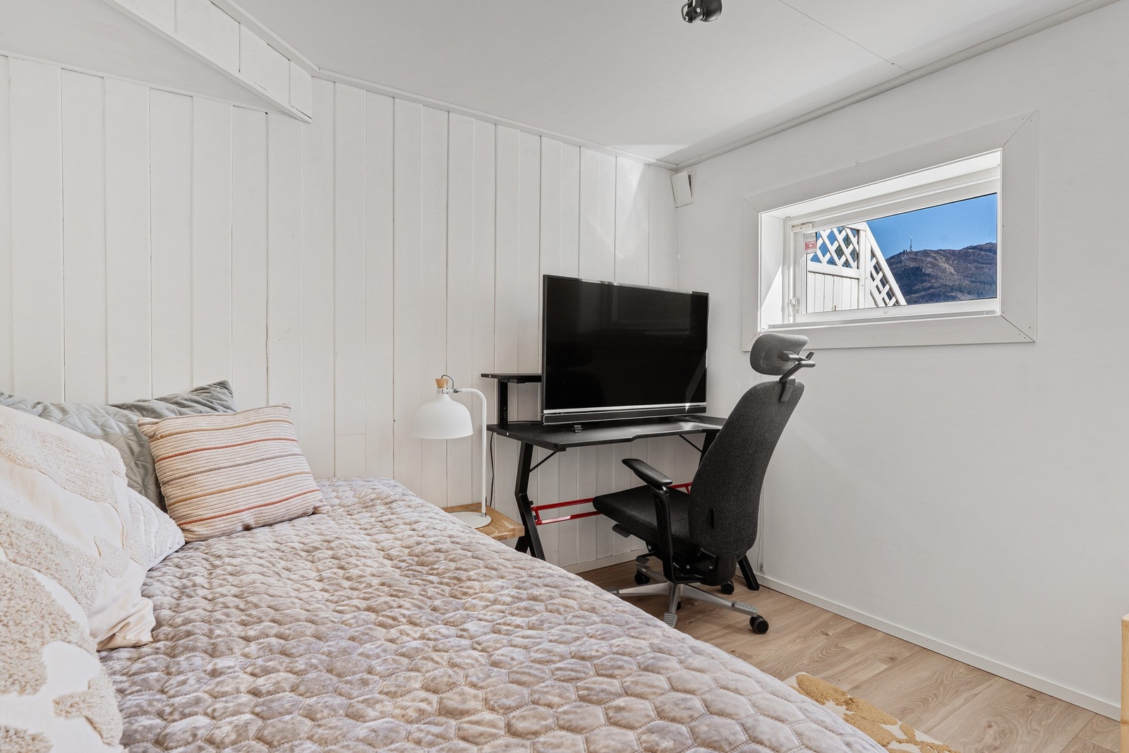 - Det er også et rom med vindu som i dag benyttes som kontor, men dette er ikke godkjent for varig opphold - Galleribilde