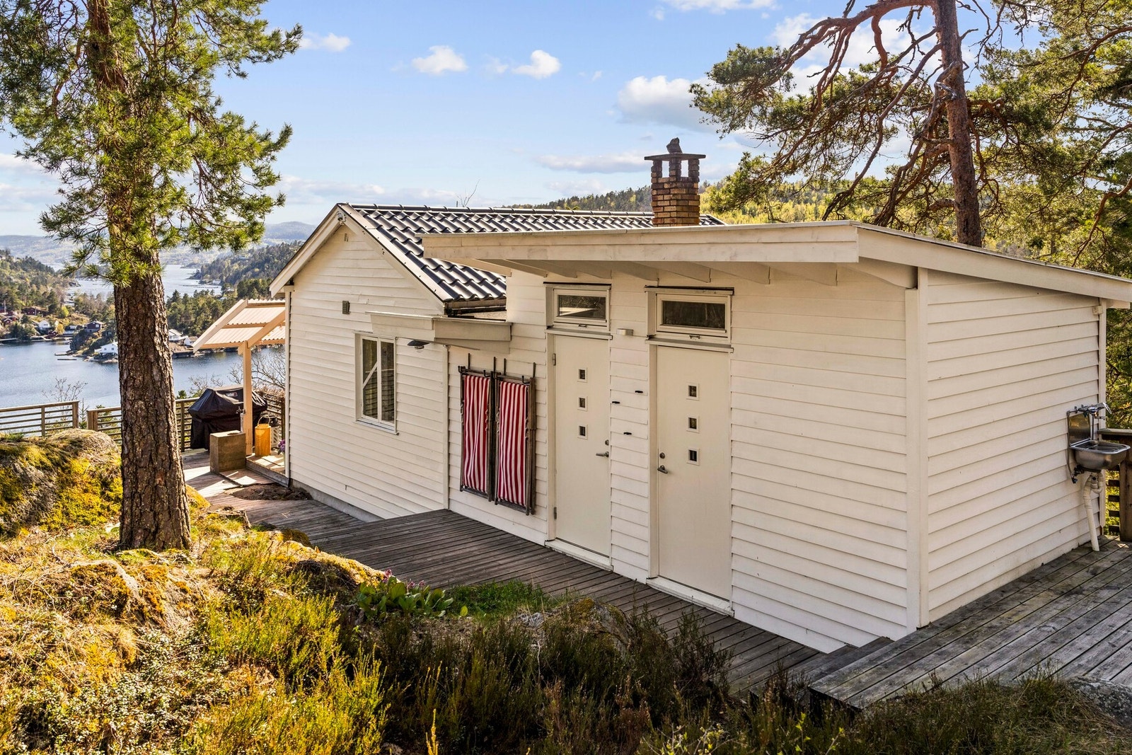 Ekstern adkosmt til bad/vaskerom og hovedsoverom. Galleribilde