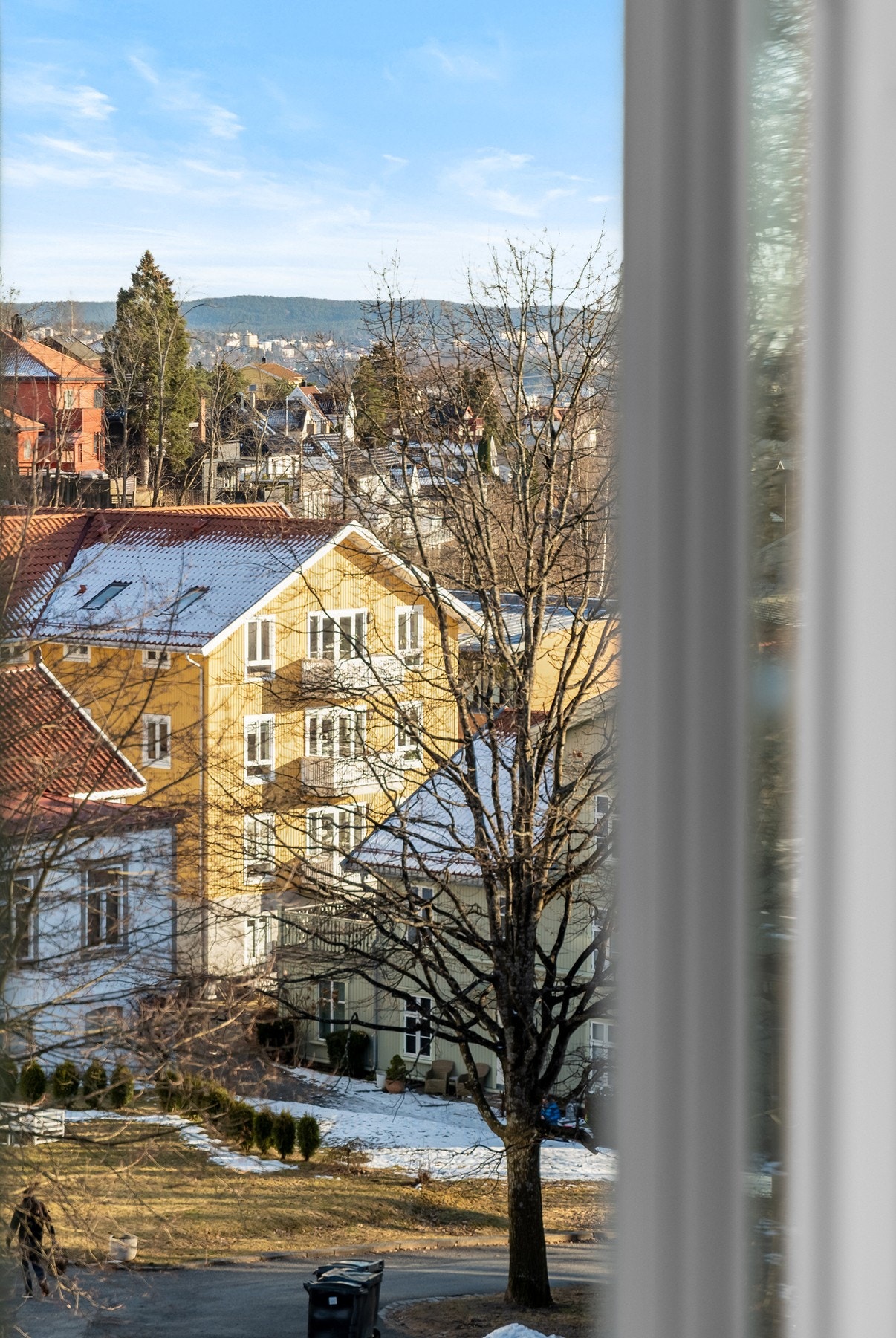 Fra stuen er det flott utsyn utover nærområde. Galleribilde
