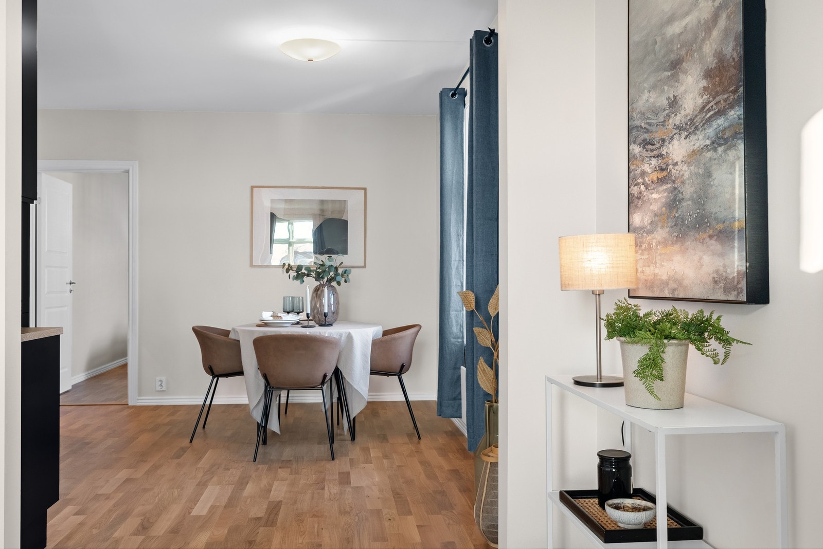 Gulvet er lagt i en varm trestavs eikeparkett. Galleribilde