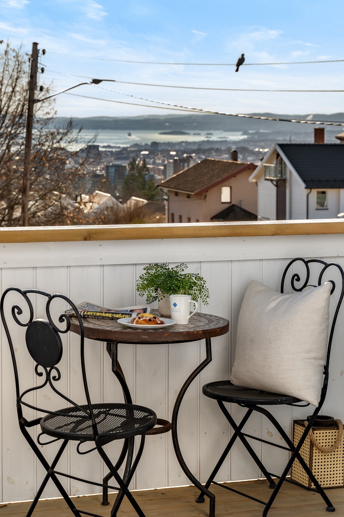 Nyt en kaffe på balkongen med fantastisk utsikt over byen og fjorden! Galleribilde