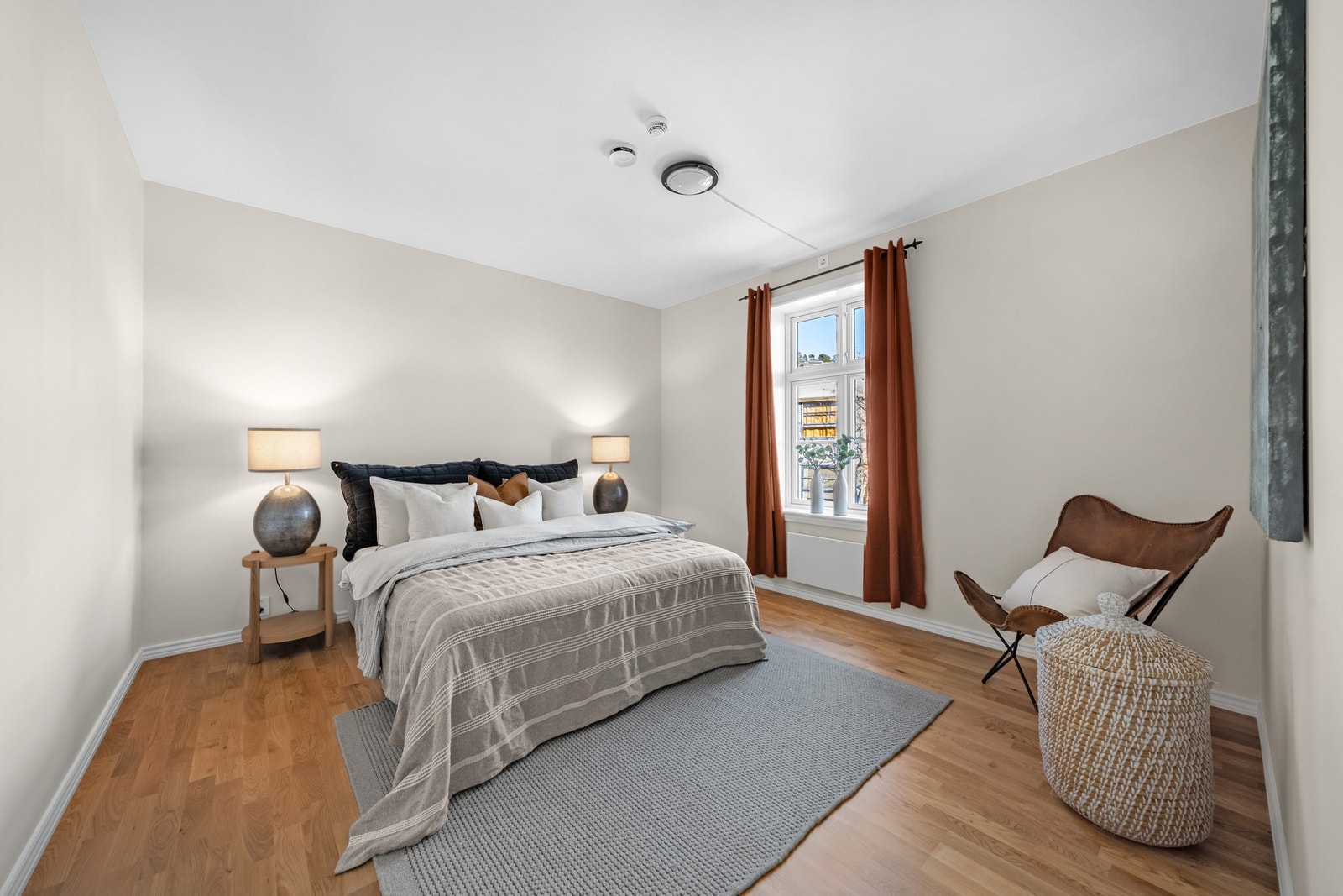 Romslig soverom med stor plass til god seng og gode oppbevaringsmuligheter. Galleribilde