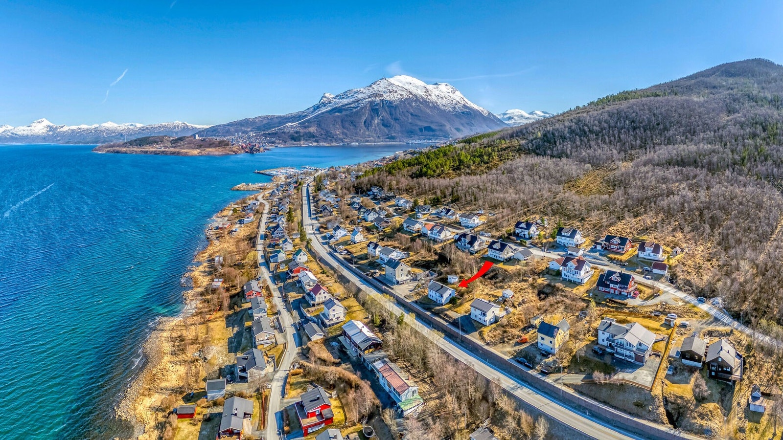 Boligen ligger fint til på Ankenes med kort vei til flotte turområder på Ankenesfjellet. Galleribilde
