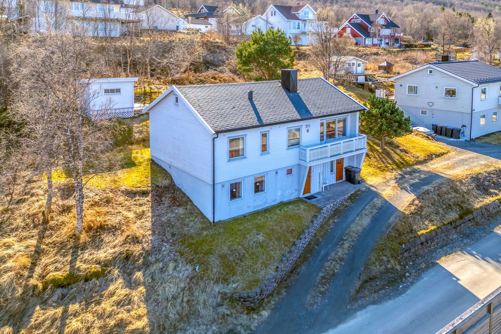 Velkommen til Ankenesveien 351! Enebolig med tre soverom, fin utsikt, gode solforhold flotte turområder. Fotograf: Kalle Punsvik Galleribilde