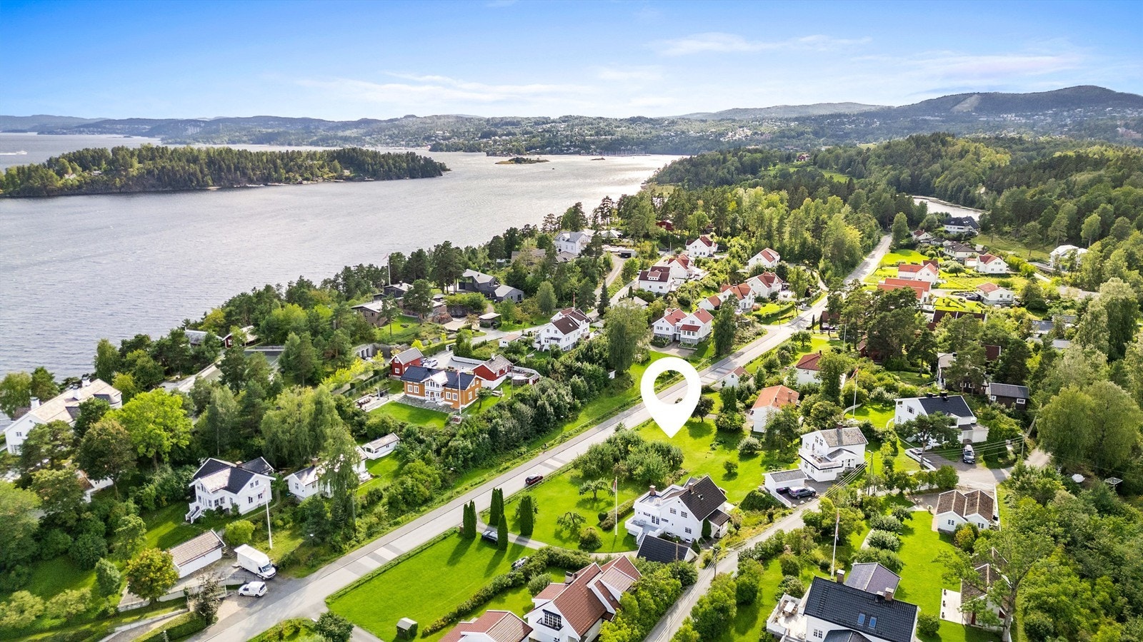 Like ved finner du Vettre nærsenter med KIWI, apotek, tannlege og andre servicetilbud. En kort sykkeltur unna ligger Kråka Pub som er en del av Wettre bryggeri. Galleribilde