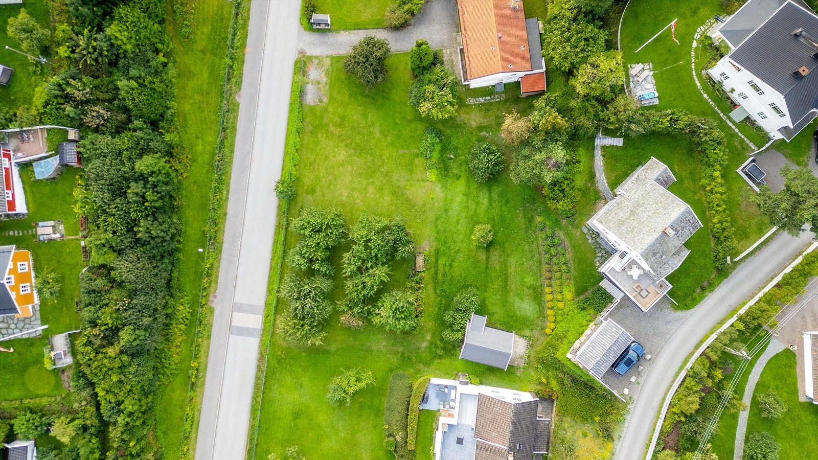 Tomten er regulert til frittliggende småhusbebyggelse (797 kvm) og kjørevei (82 kvm). Grad av utnytting skal ikke overstige %-BYA = 20% av tomtens nettoareal. Galleribilde