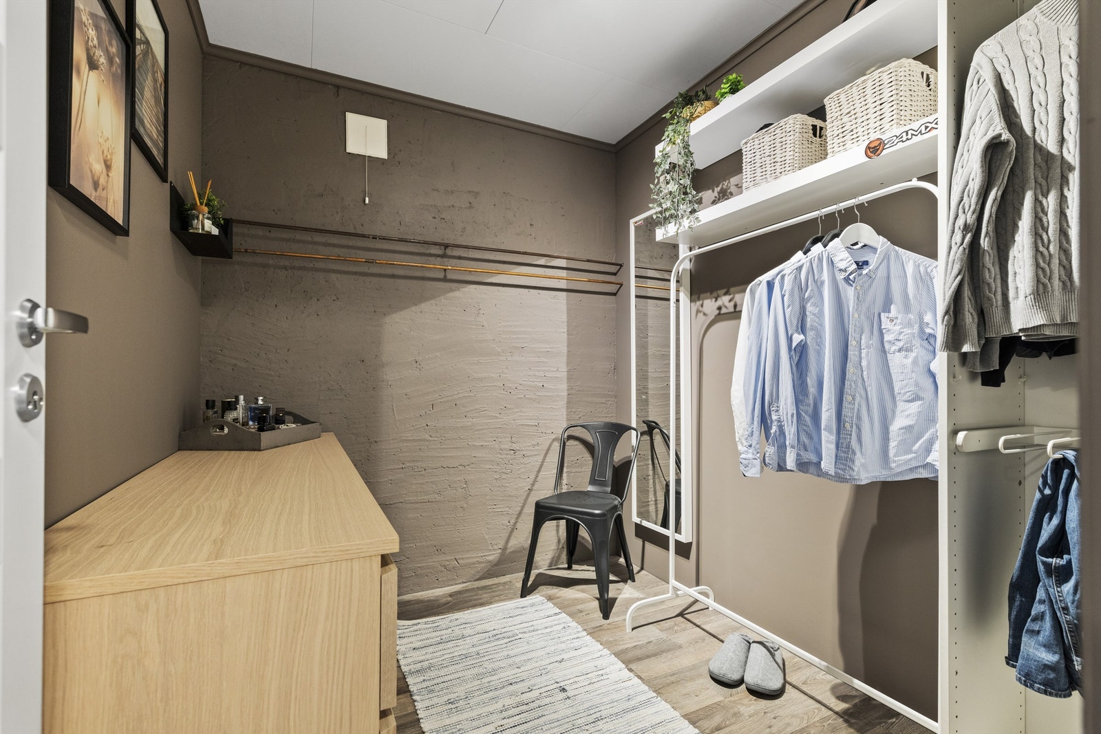 Stilren walk-in-garderobe med speil, sitteplass og rikelig oppbevaringsplass. Galleribilde