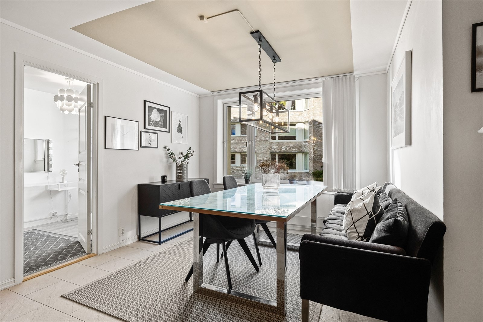Spisesonen er midt mellom to soverom. Kort vei fra å våkne om morningen til å spise en god frokost Galleribilde
