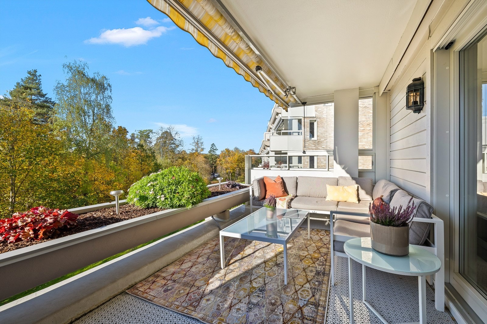 Verandaen er på ca 14 m². Her er det lysarmatur, utvendig stikk og solskjerming Galleribilde