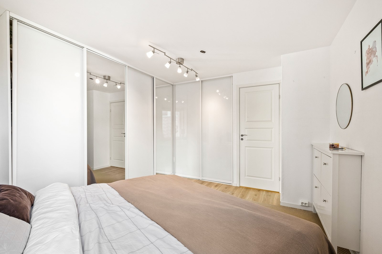Her er det stor skyvedørsgarderobe Galleribilde
