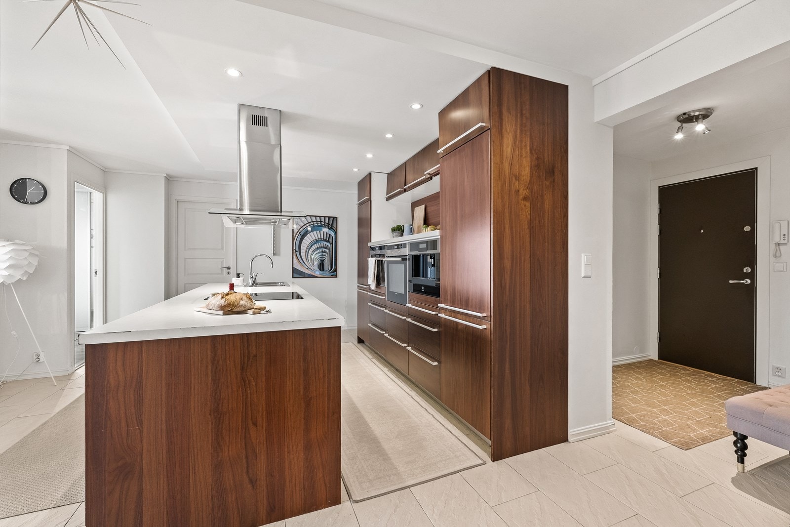 Glatte fronter og laminat benkeplate med nedfelt kum Galleribilde