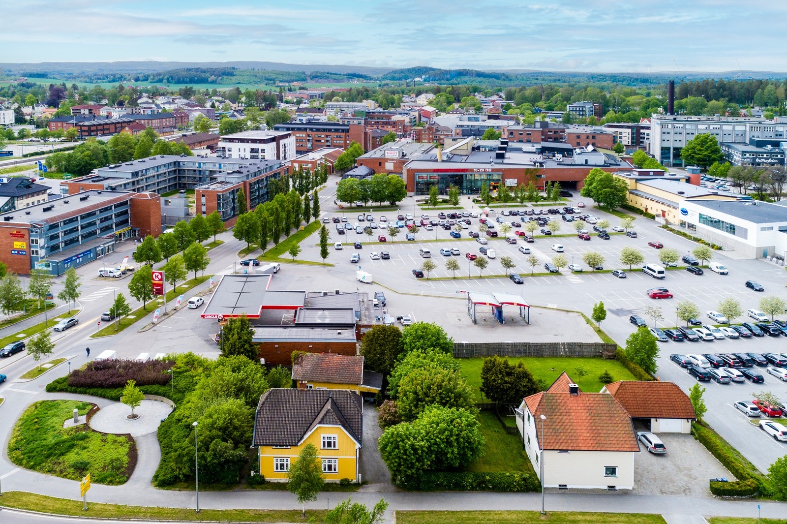 I sentrum ligger også Askimtorget kjøpesenter og Østfoldbadet som er blant ett av landets største badeland (5 minutter gangavstand fra eiendommen). Galleribilde