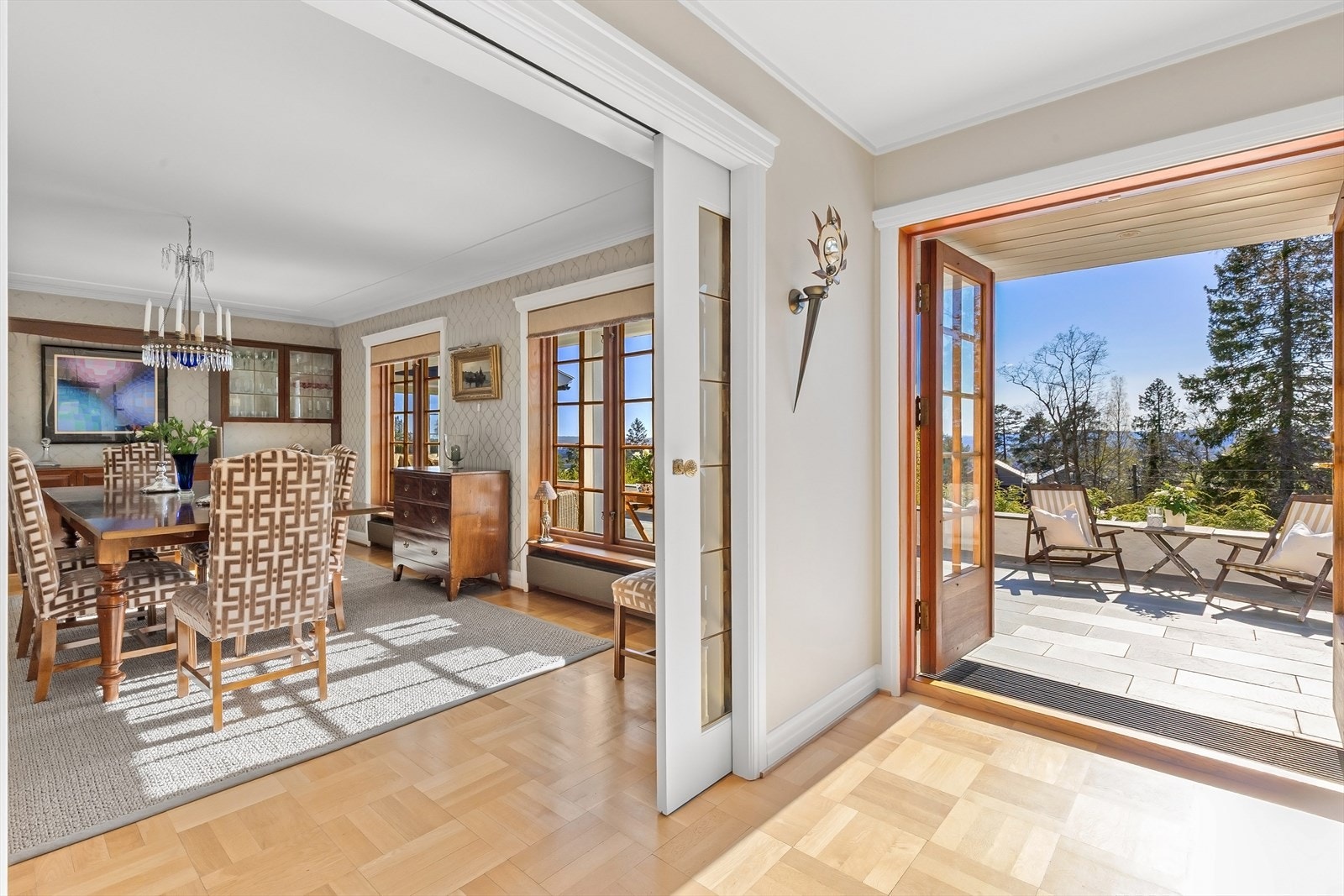 Utgang til en gedigen, delvis overbygget terrasse Galleribilde