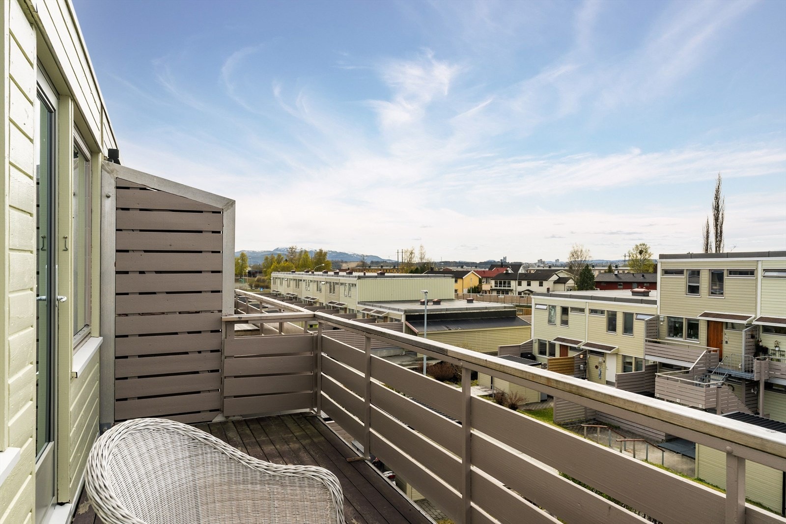 Balkongen har plass til utemøbler og er et attraktivt uterom i sommerhalvåret. Galleribilde