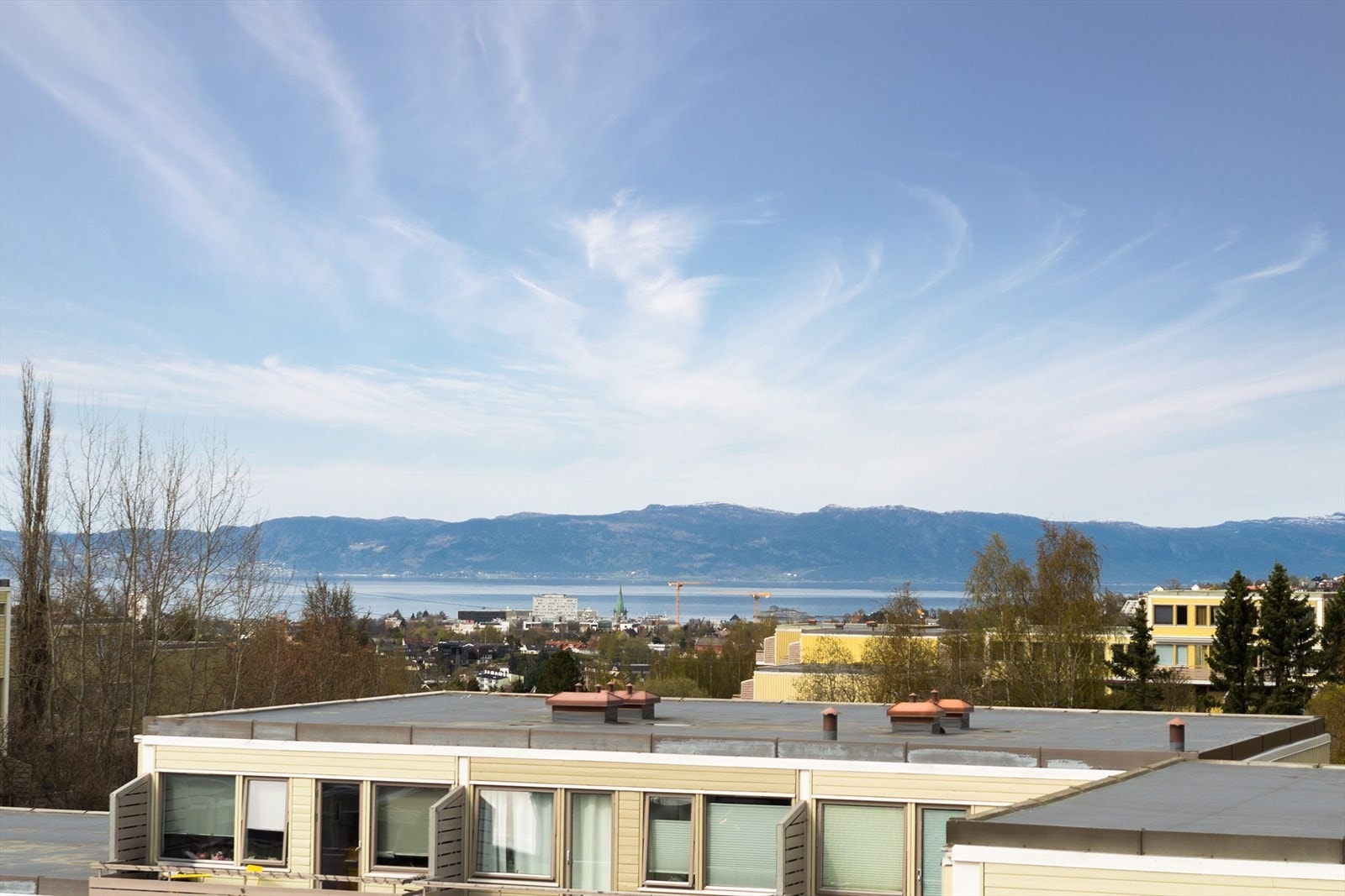Nydelig utsikt mot Trondheimsfjorden og Fosenalpene. Galleribilde