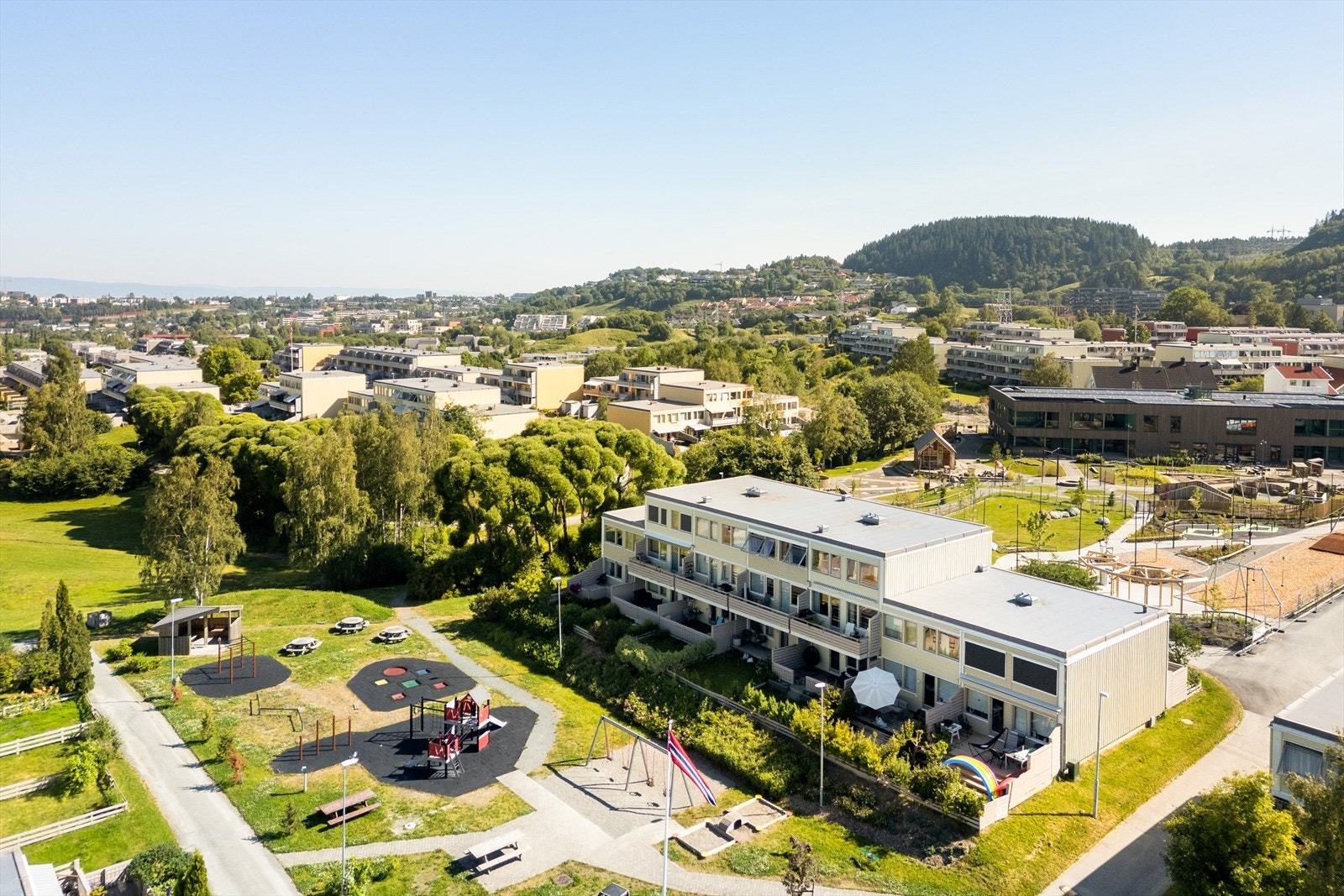 Borettslaget har pent opparbeidet fellesområder med store grøntarealer, interne gangveier og flere lekeplasser. Galleribilde