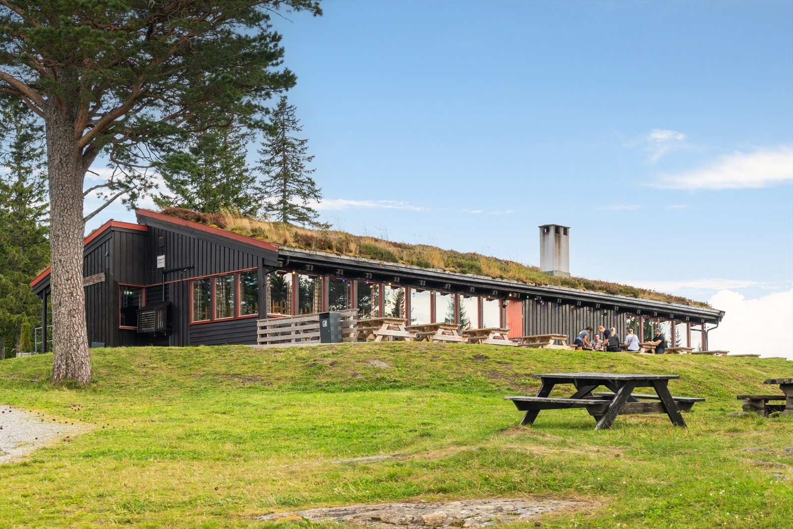 Området har nærhet til vakre naturområder i Estenstadmarka. Her finner man et omfattende nettverk av turstier og lysløyper som gir gode muligheter for både korte hverdagsturer og lengre turer i marka. Galleribilde