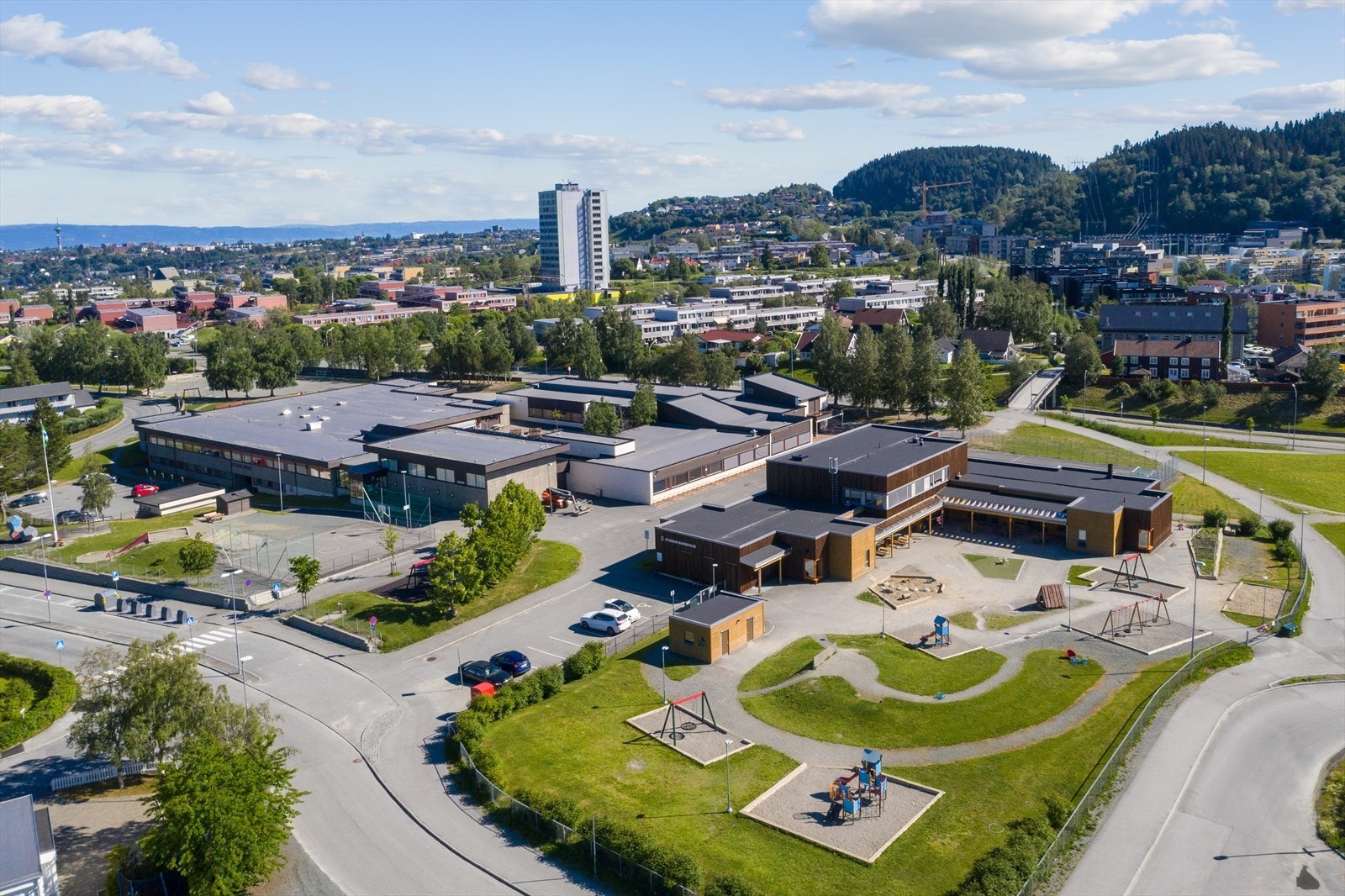 Utleira barneskole ligger ca. 10 minutters gangavstand fra boligen, mens Hoeggen ungdomsskole nås på omtrent 7 minutter med sykkel. Galleribilde