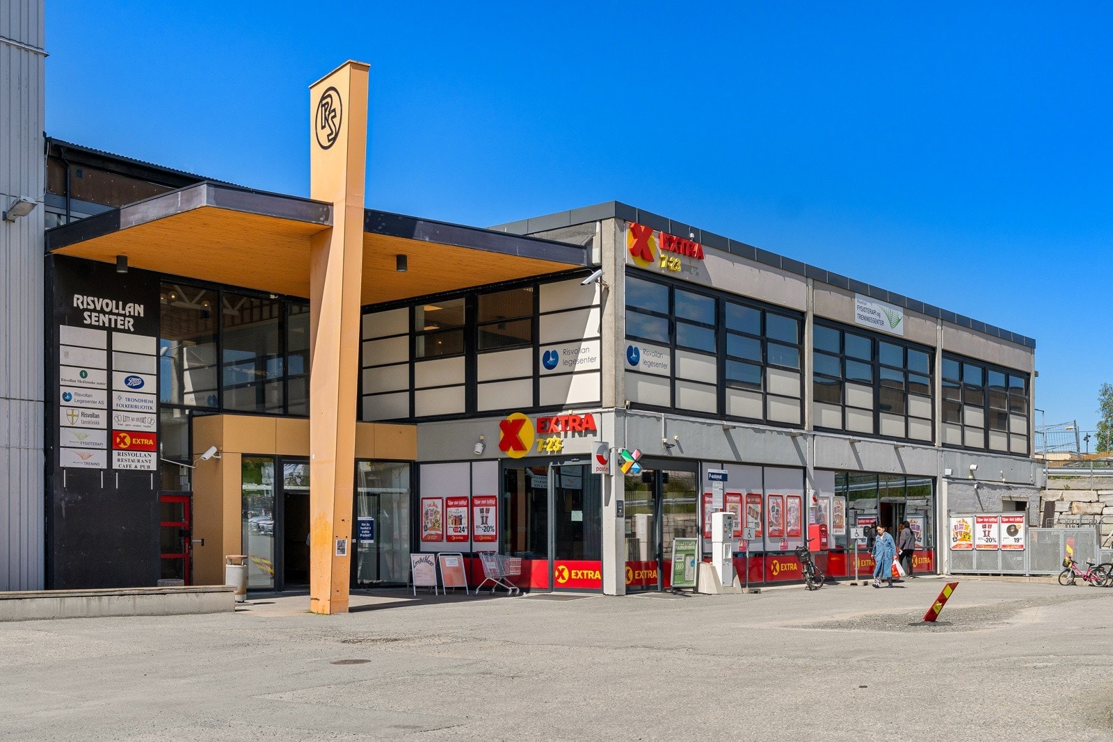 Risvollan Senter ligger kun en kort spasertur fra leiligheten og her finnes Coop Extra med post i butikk. Galleribilde