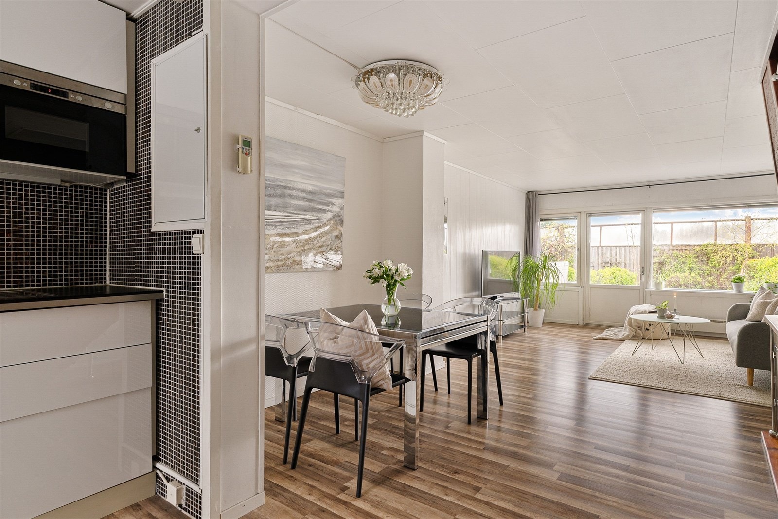 Her er det god plass til både sofagruppe og spisebord, og rommet nyter godt av et behagelig lysinnslipp fra to himmelretninger. Galleribilde