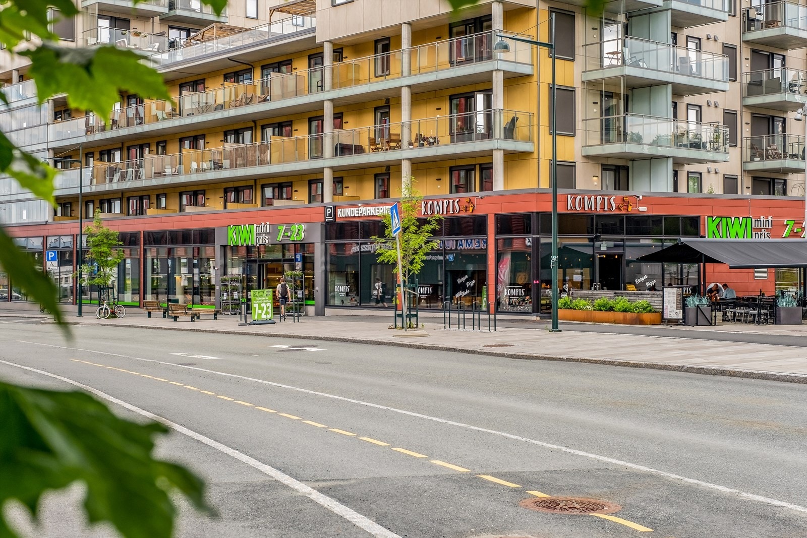 I samme bygg som Kiwi finner man også Kompis restaurant, som tilbyr både burgere og italiensk pizza. Galleribilde