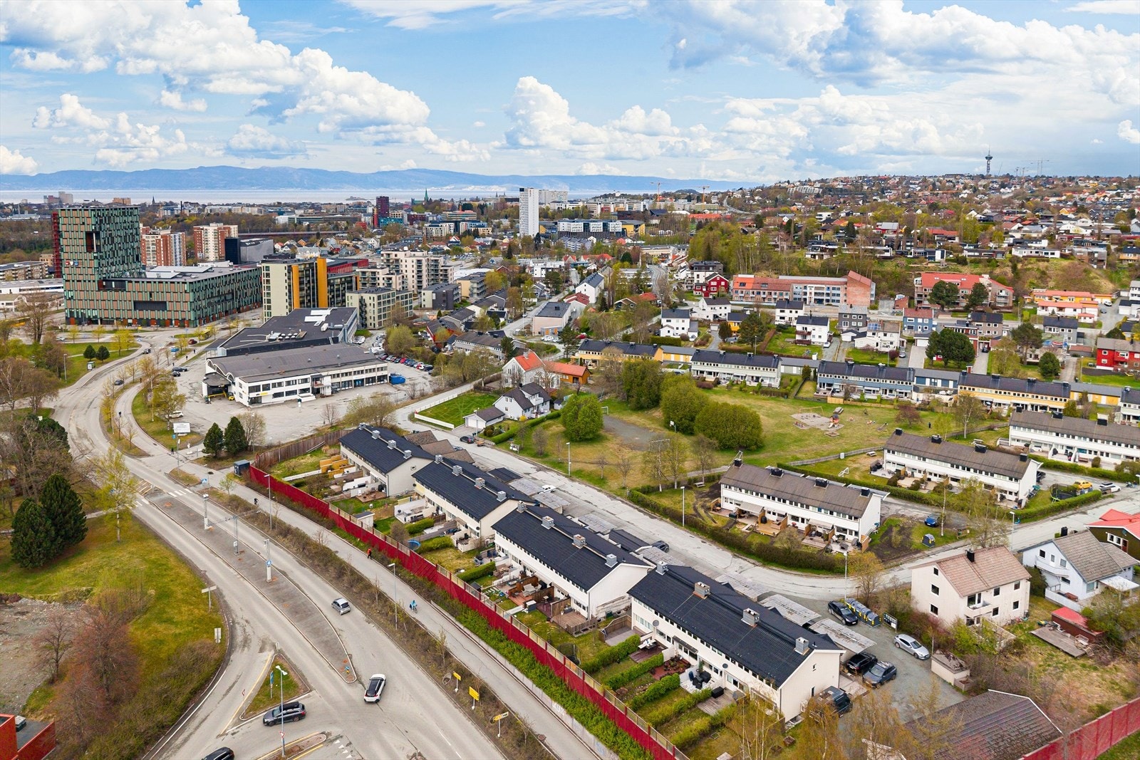 Boligen har en svært sentral og familievennlig beliggenhet på Sorgenfri. Galleribilde