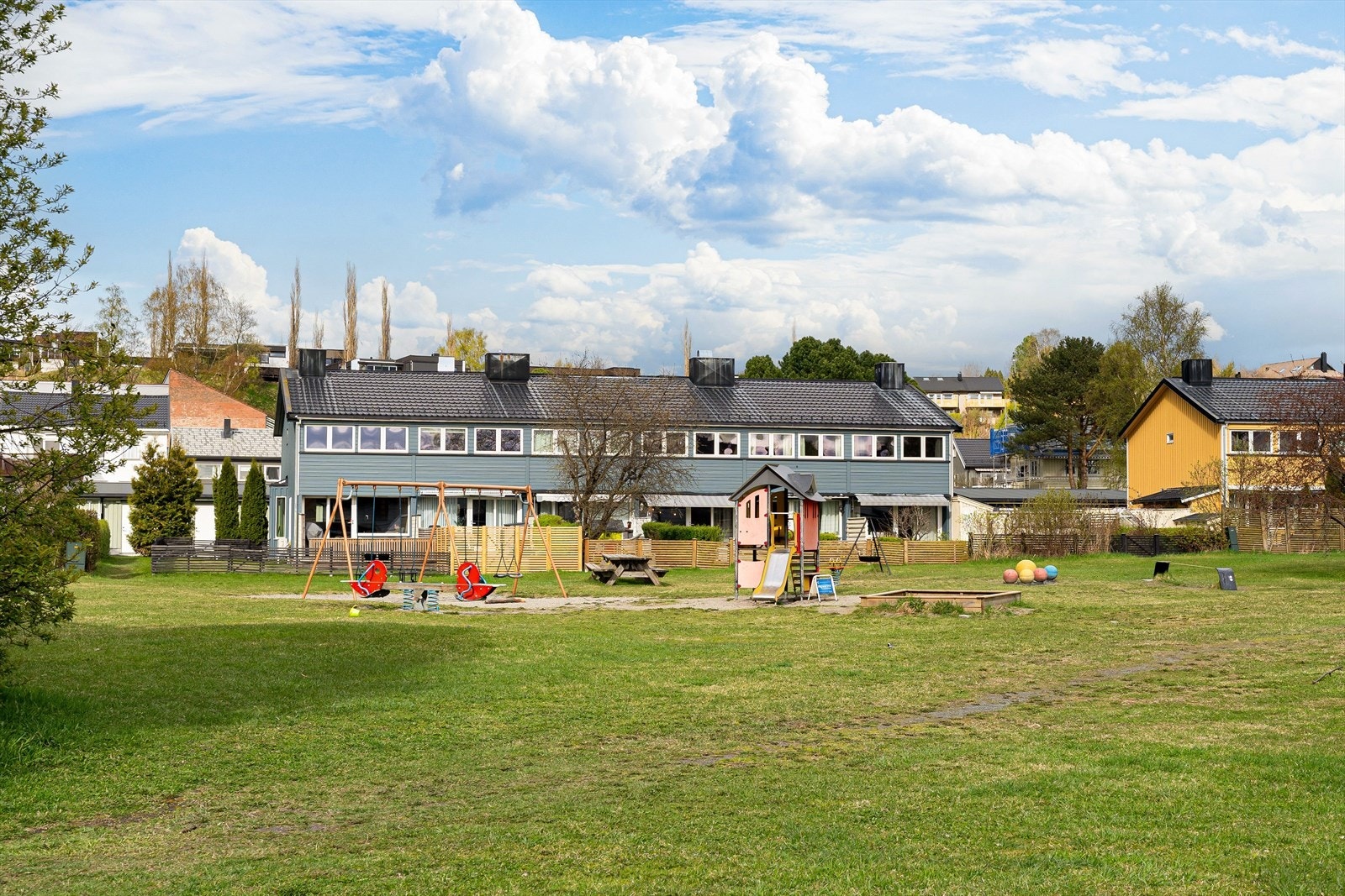 Like ved boligen har man et stort friområde med lekeplass og stor gressplen. Galleribilde