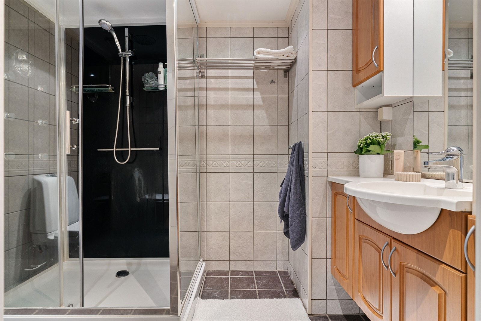 Badet har flislagte overflater og ble oppgradert i 2018 med nytt dusjkabinett og toalett. Galleribilde