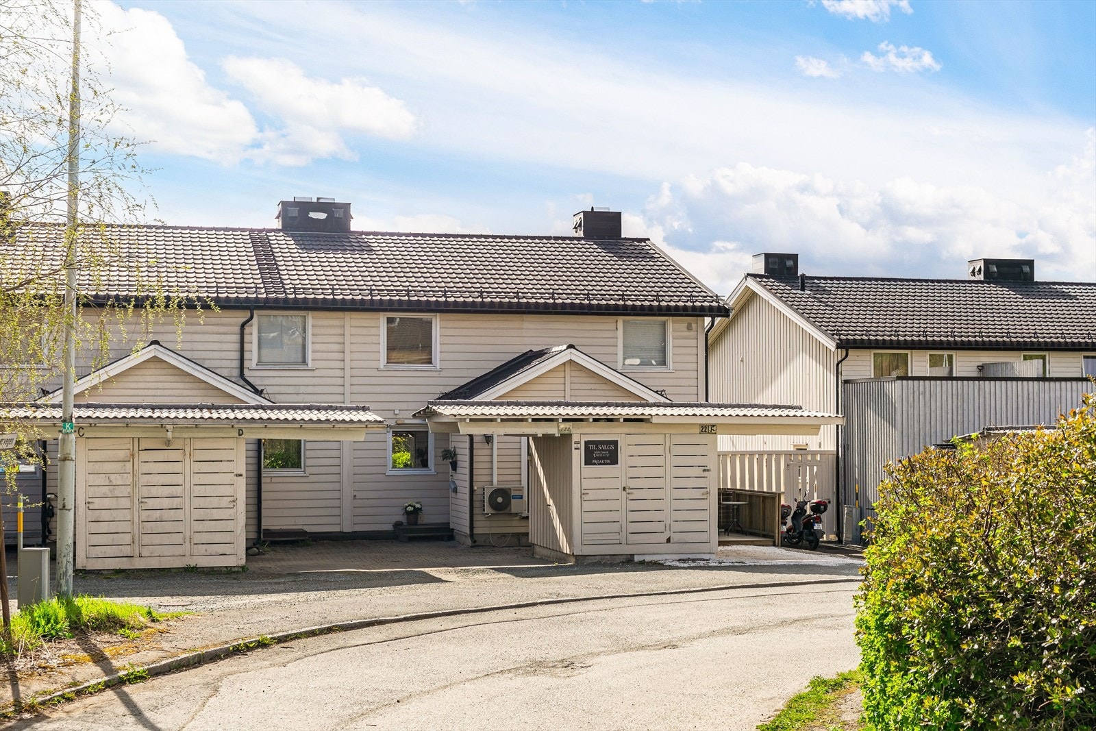 Velkommen til Birkebeinervegen 22E. En familievennlig bolig med praktisk planløsning over tre plan. Boligen har gode oppbevaringsmuligheter og flotte oppholdsrom. Bilen parkerer du enkelt i egen garasje eller i carport i forkant av rekkehuset. Galleribilde