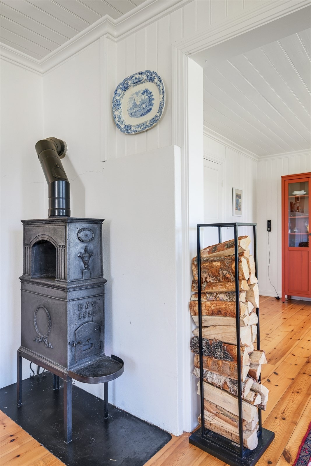 Antikk etasjeovn i stuen Galleribilde