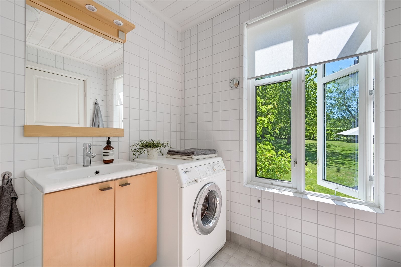 Fra dusjbadet og opplegg vaskemaskin Galleribilde